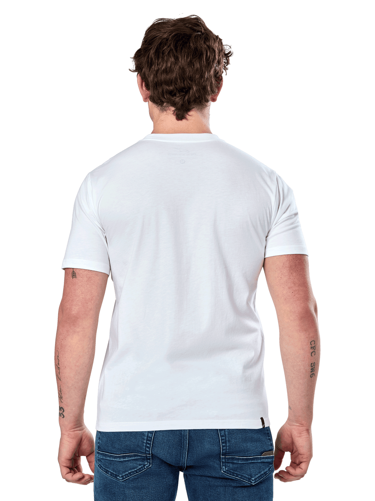 Alpinestars Dot Carbon Csf Tee, koszulka z krótkim rękawem, biała, widok z tyłu na modelu, noszona z niebieskimi jeansami, casualowa odzież motorsportowa