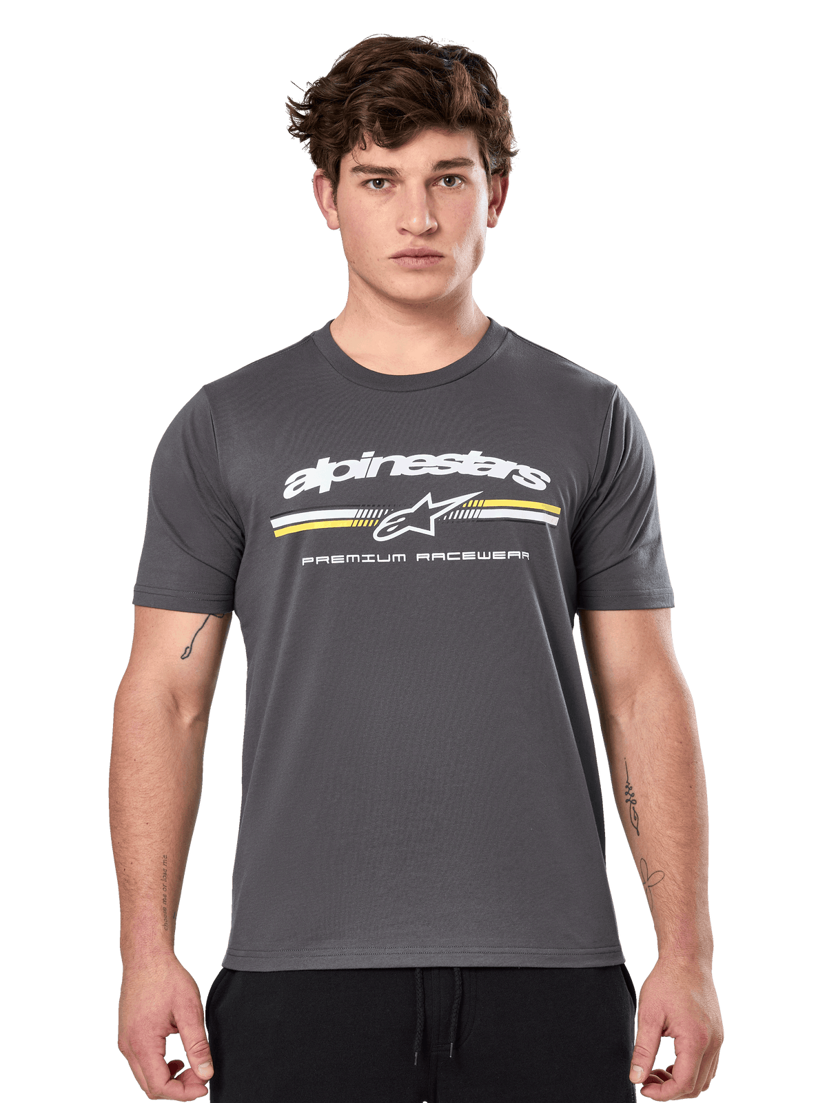 Alpinestars Prevail CSF Tee, grafitowy t-shirt z krótkim rękawem, białe logo Alpinestars z żółtymi i białymi paskami oraz grafiką „Premium Racewear”, codzienna odzież uliczna inspirowana sportami motorowymi
