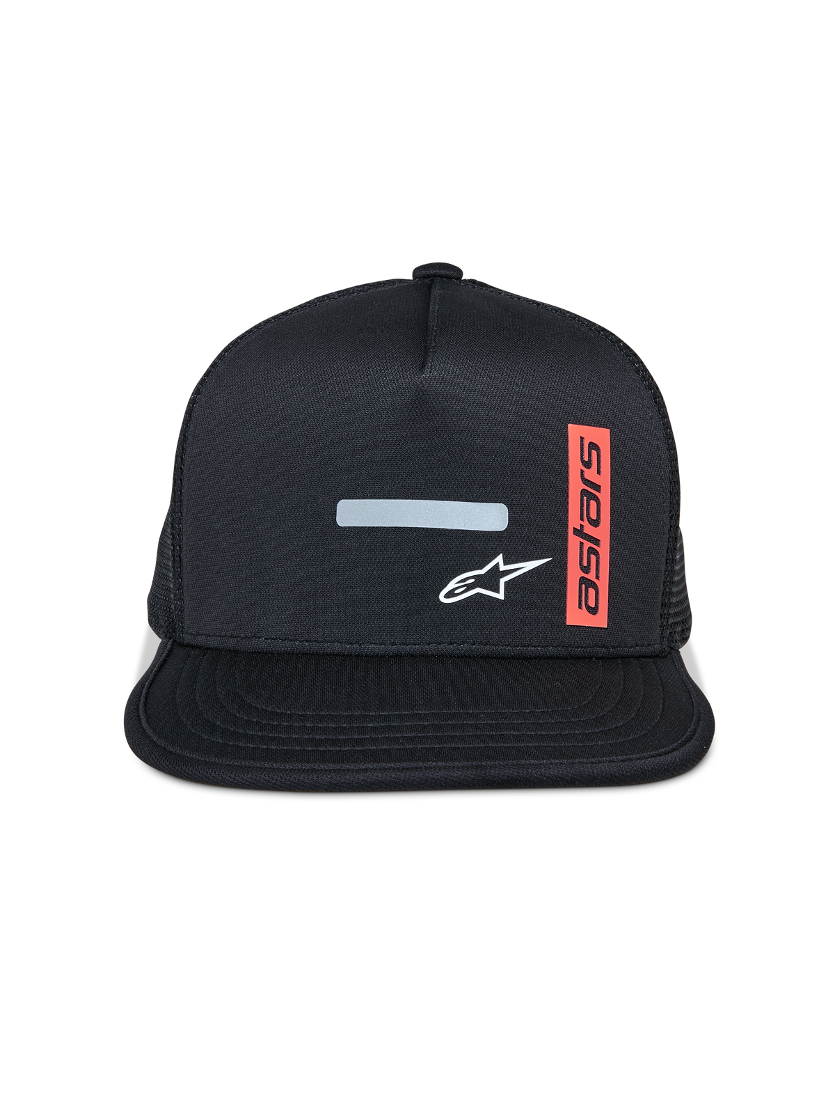 Alpinestars Alter Trucker Hat, czarna czapka z płaskim daszkiem i siateczkowym tyłem, z przodu odblaskowy pasek i białe logo gwiazdy, pionowa czerwona etykieta z napisem „Astars”, sportowa odzież codzienna w stylu motorsport