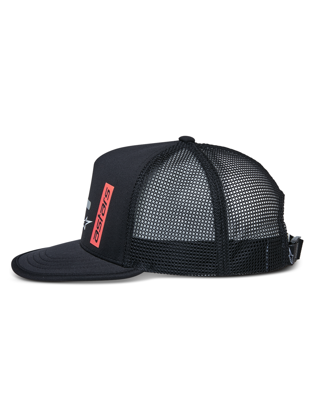 Alpinestars Alter Trucker Hat, widok z boku, czarna, płaski daszek z obszyciem krawędzi, strukturalna korona z siatkowym tyłem, czerwony pionowy nadruk logo Astars, regulowane zapięcie na klamrę, codzienna czapka sportowa