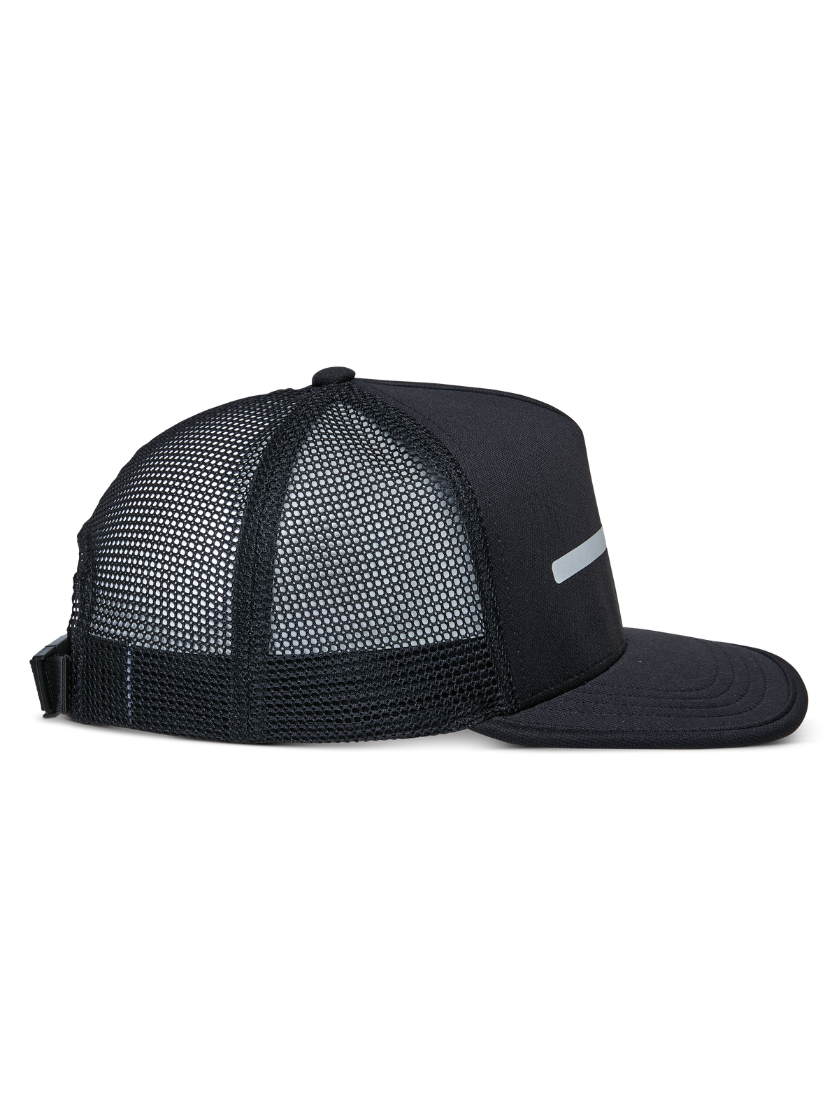 Czapka trucker Alpinestars Alter, czarna, widok z boku, strukturalna korona i płaski daszek, tył z siatki z poliestru z recyklingu, regulowane zapięcie na klamrę, codzienna odzież sportowa