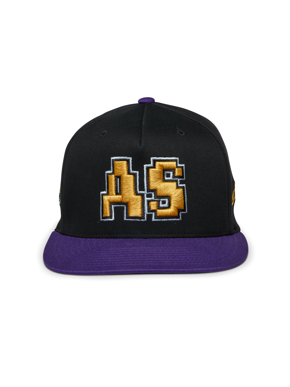 Alpinestars Franchise Hat, czarno-fioletowa czapka z płaskim daszkiem, usztywniona korona z fioletowym daszkiem i górnym guzikiem, złote haftowane logo 3D „AS” z przodu, casualowy styl streetwearowy inspirowany motorsportem