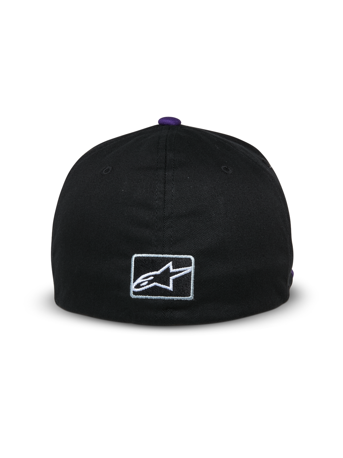 Alpinestars Franchise Hat, widok z tyłu czarnej czapki z daszkiem, fioletowy guzik na czubku, małe białe haftowane logo Astars z tyłu, elastyczny tył, casualowa odzież uliczna inspirowana motorsportem