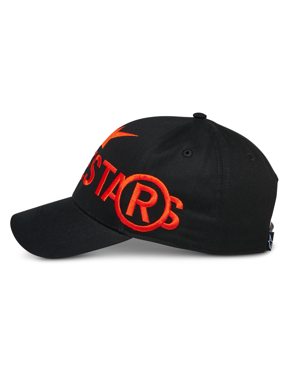 Alpinestars Committed Hat, czarna czapka z daszkiem typu snapback, widok z boku przedstawiający duże pomarańczowe płaskie haftowane logo, strukturalna korona z zakrzywionym daszkiem, codzienne nakrycie głowy w stylu motorsport lifestyle