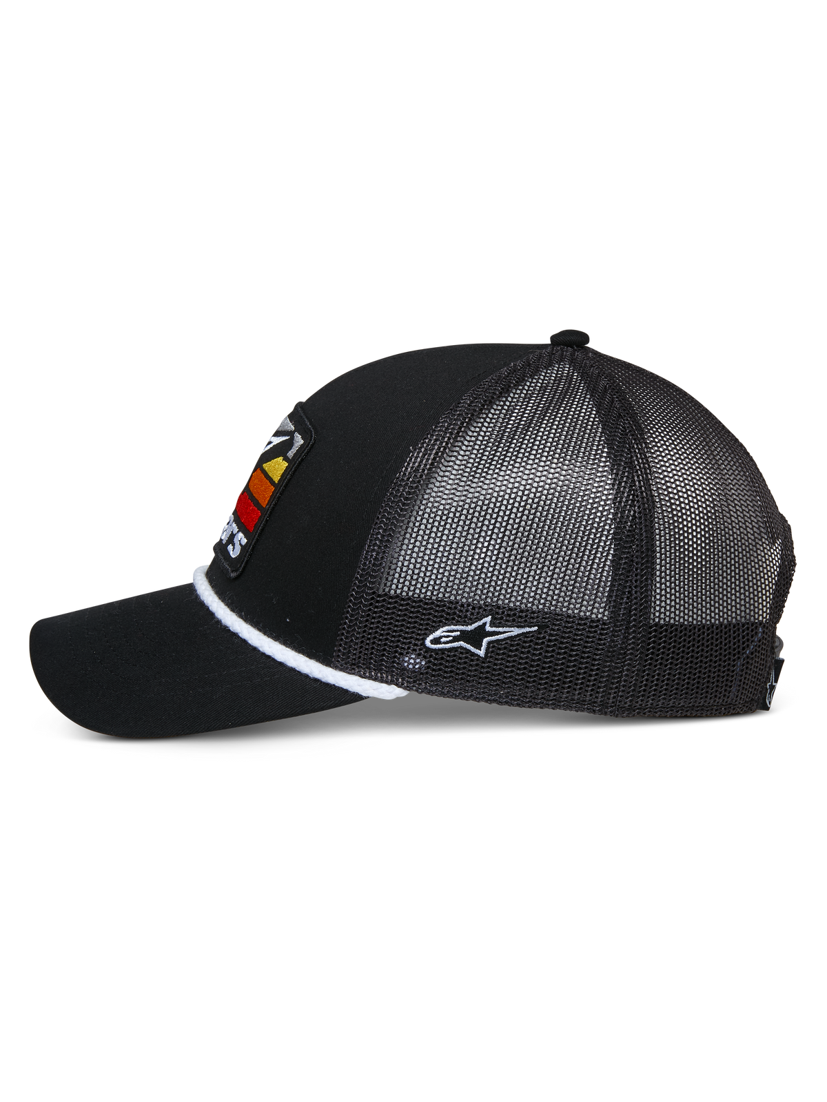 Alpinestars Selica Trucker Hat, czarna czapka typu trucker, profil boczny ukazujący zakrzywiony daszek i siateczkowy tył, biały pleciony sznurek u podstawy korony, białe haftowane logo z boku, codzienna czapka inspirowana sportami motorowymi