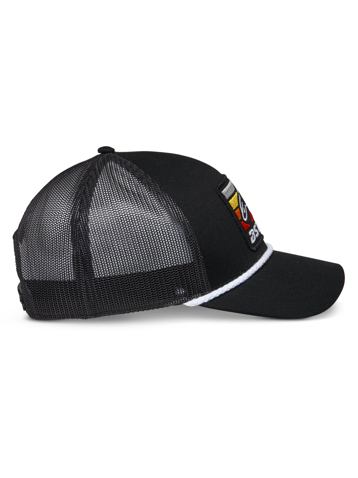 Alpinestars Selica Trucker Hat, czarna czapka typu trucker, widok z boku prezentujący czarne panele z siatki, białe plecione wykończenie sznurkiem, kolorowa haftowana naszywka z logo, zakrzywiony daszek, codzienne nakrycie głowy w stylu motorsportowym