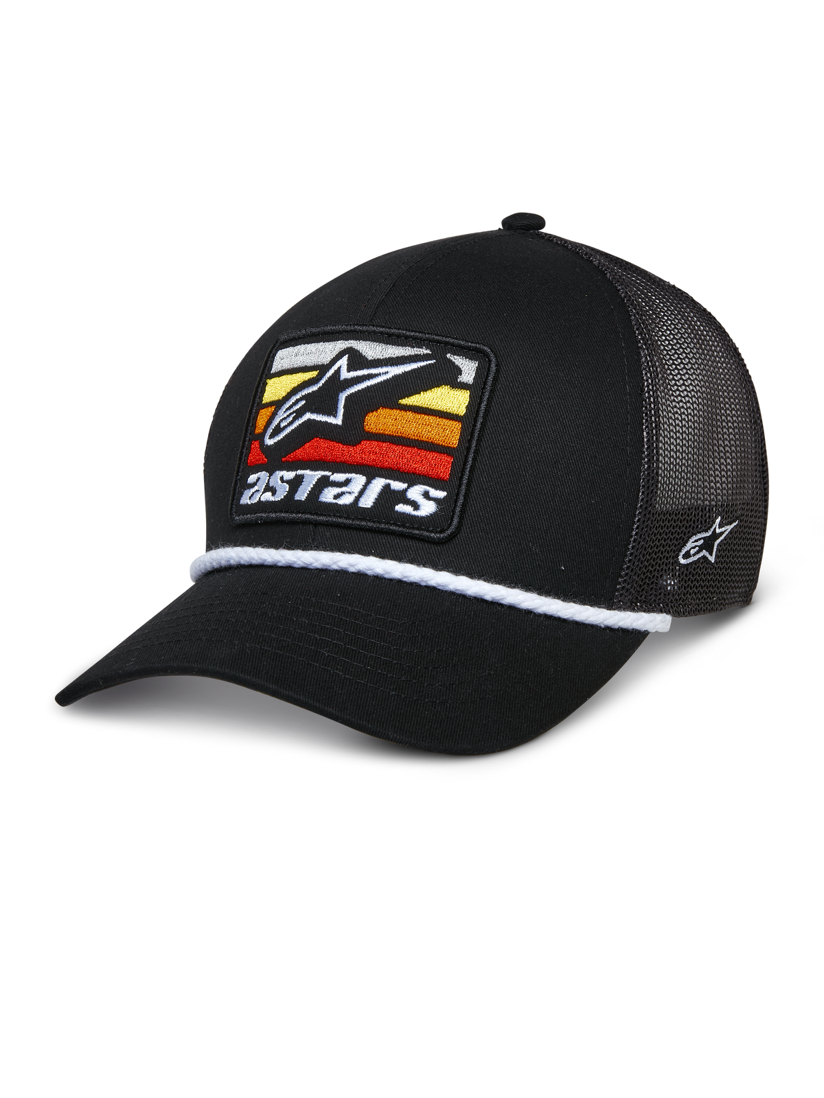Alpinestars Selica Trucker Hat, czarna czapka z siateczkowym tyłem i zakrzywionym daszkiem, z naszywką z przodu w żółte, pomarańczowe i czerwone poziome paski, białym plecionym sznurkiem oraz haftem z boku, codzienne nakrycie głowy inspirowane sportami motorowymi
