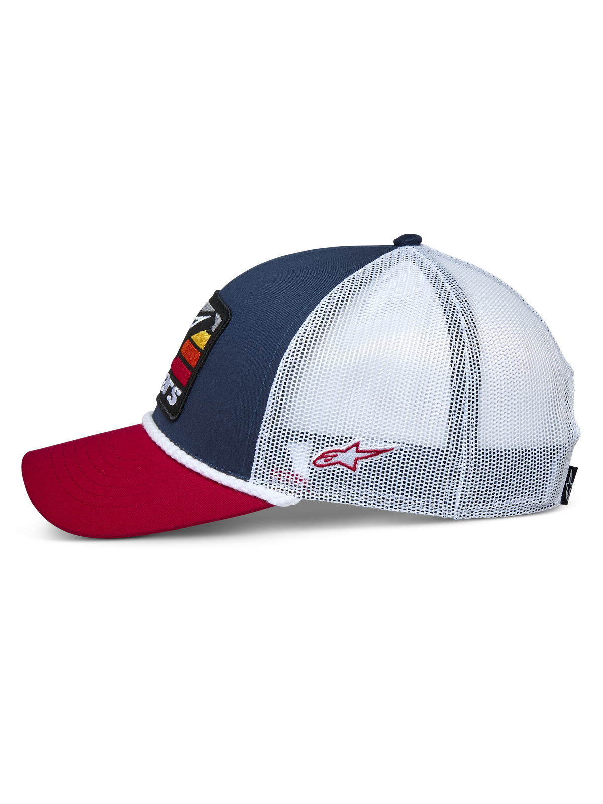 Alpinestars Selica Trucker Hat, widok z boku, czerwony zakrzywiony daszek, granatowy przedni panel i biała siatka z tyłu, biały pleciony sznurek, małe czerwone haftowane logo, codzienne nakrycie głowy inspirowane motorsportem