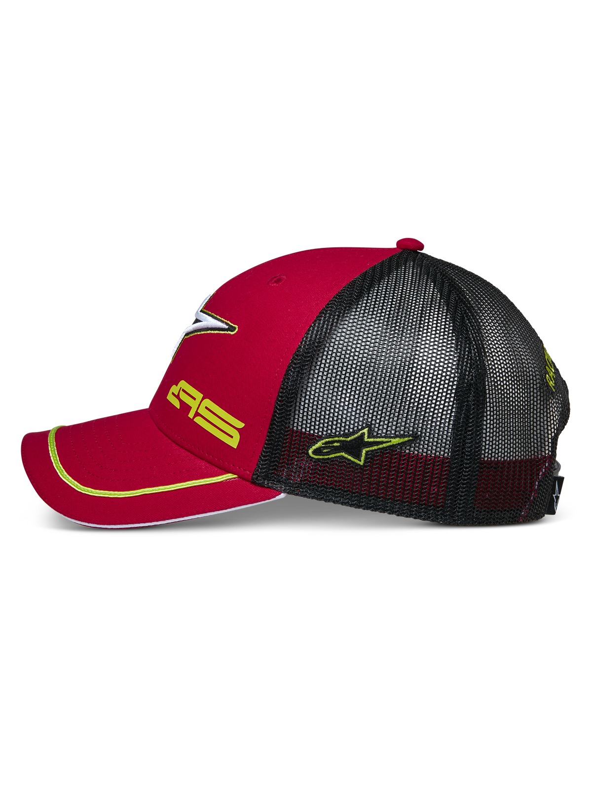 Alpinestars Exceed Trucker Hat, czerwono-czarna czapka, widok z boku, zakrzywiony daszek z żółtą lamówką, czarne panele z siatki z tyłu, żółty haft z logo AS i gwiazdą, codzienne nakrycie głowy inspirowane sportami motorowymi