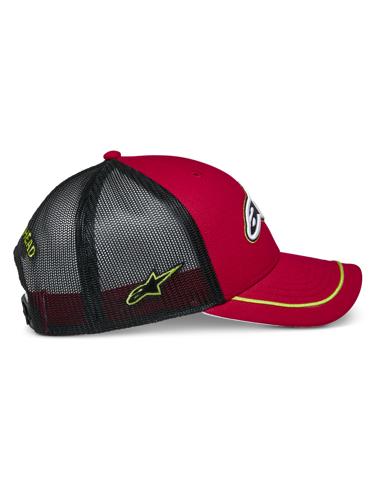 Alpinestars Exceed Trucker Hat, czapka typu trucker, czerwono-czarna z neonowożółtymi akcentami, zakrzywiony daszek z lamówką sutache, czerwona ustrukturyzowana korona, czarna siateczka z tyłu z haftowanym logo, styl motorsportowy