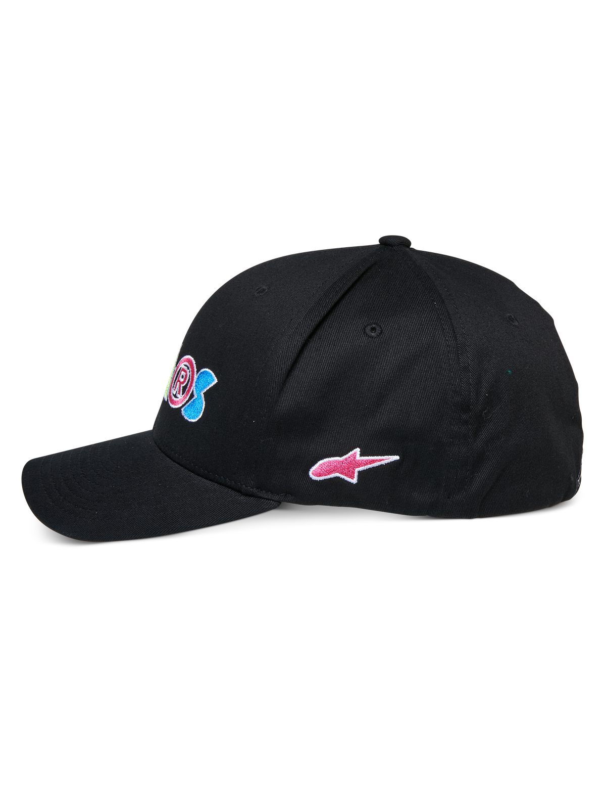 Alpinestars Cereal Hat, czarna czapka z daszkiem, widok z boku, zakrzywiony daszek z usztywnioną koroną, kolorowy haft z przodu i różowe logo gwiazdy Alpinestars z boku, codzienne sportowe nakrycie głowy