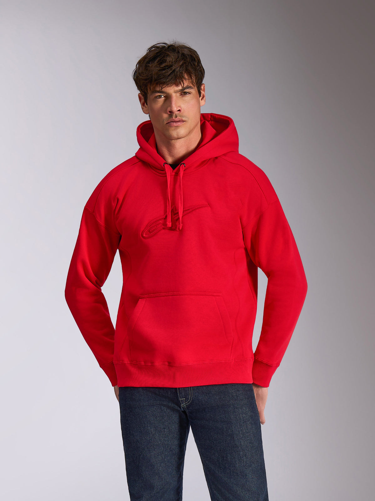 Alpinestars Emergent Oversized Hoodie, czerwona bluza z kapturem typu pullover, z haftowanym logo Astars 3D na piersi w tym samym kolorze, kieszeń typu kangur, luźny krój oversize, codzienna odzież uliczna inspirowana sportami motorowymi