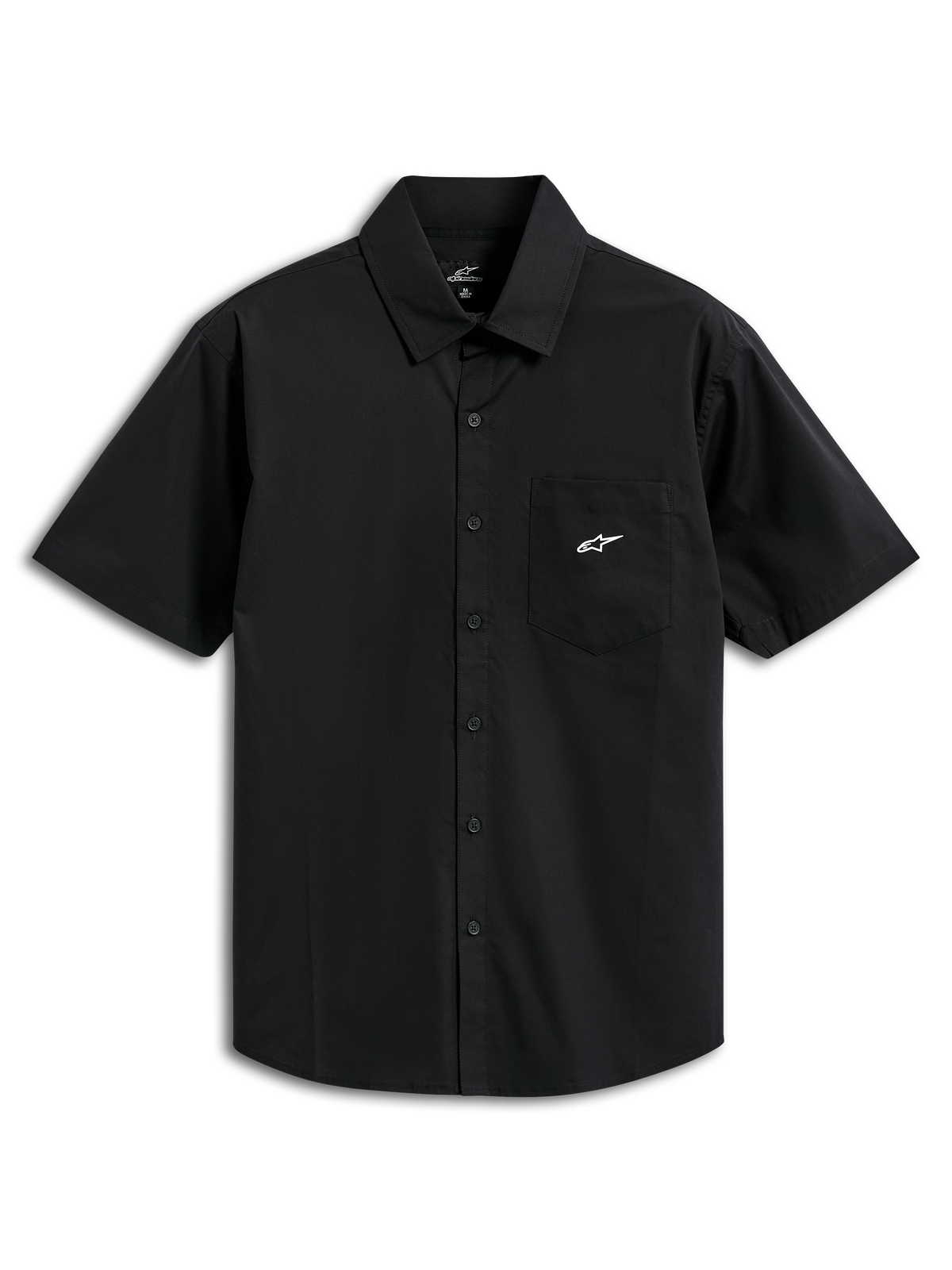 Alpinestars Strive Woven Shirt, czarna koszula z krótkim rękawem zapinana na guziki, białe logo Astar na kieszeni na piersi, klasyczny kołnierzyk, casualowy styl inspirowany motorsportem