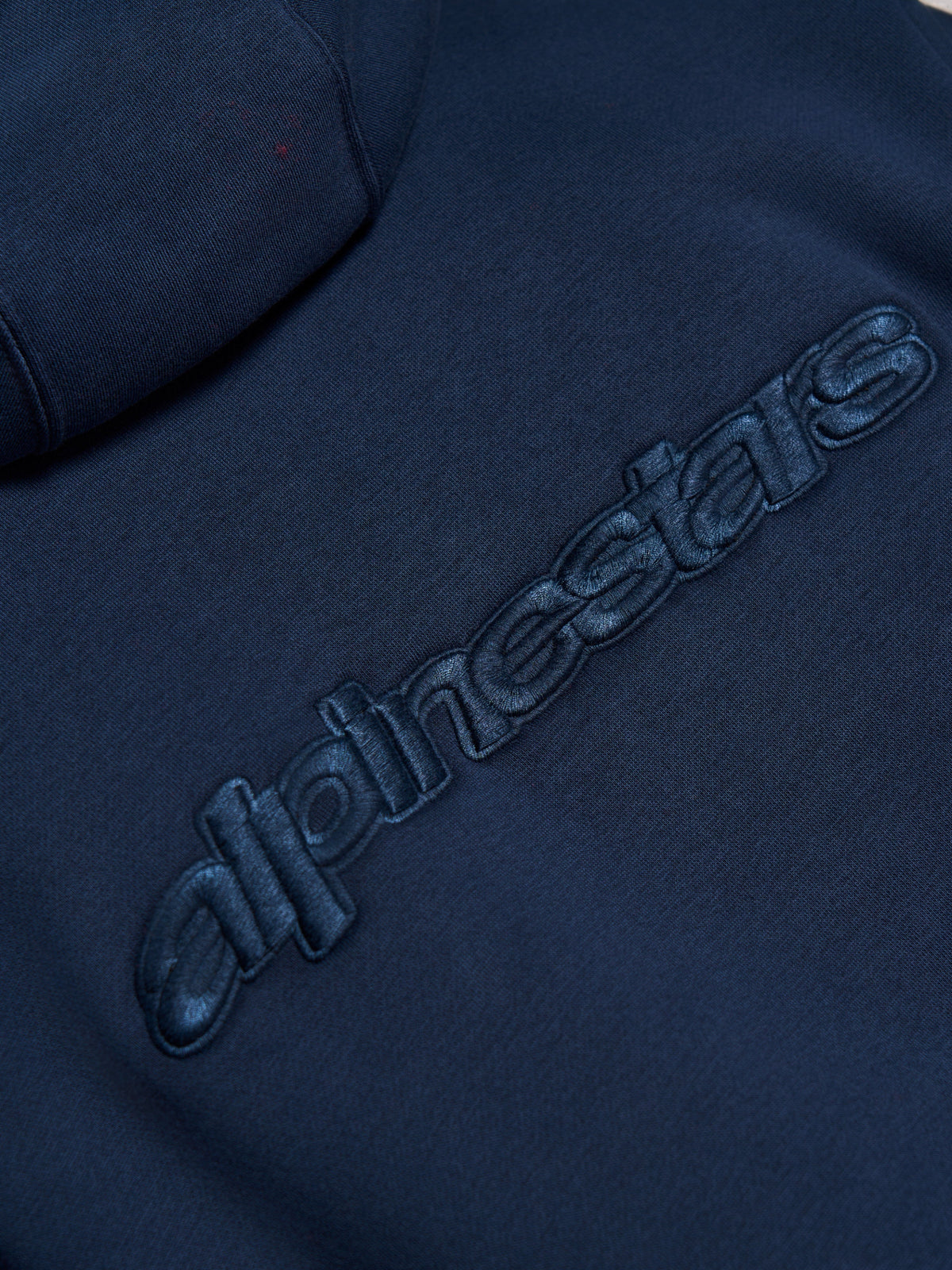 Alpinestars Emergent Oversized Hoodie, granatowa, zbliżenie na detale tonalnego haftowanego logo 3D Alpinestars na plecach, tekstura polaru premium