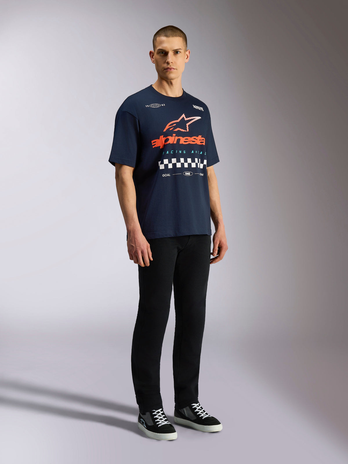 Alpinestars Aplomb Oversized CSF Tee, koszulka z krótkim rękawem, granatowa, duże pomarańczowe i białe logo Astars z grafiką w szachownicę, casualowy streetwear inspirowany motorsportem