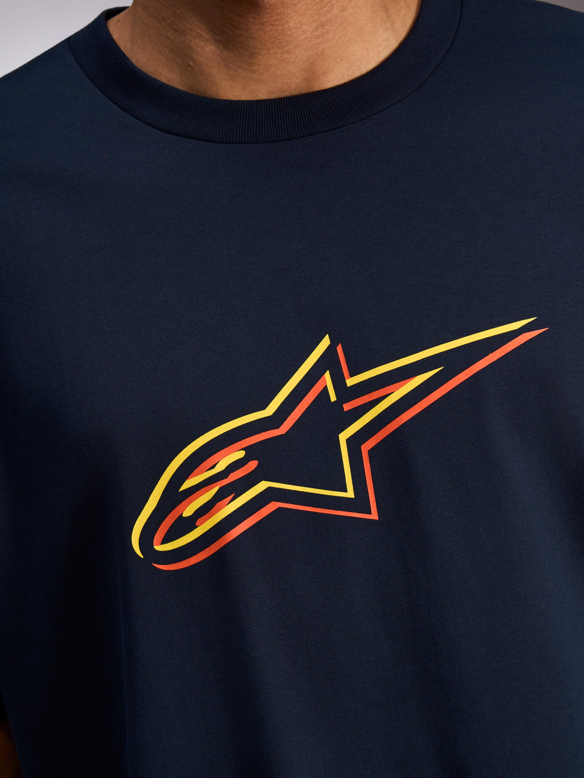 Alpinestars Alter Oversized CSF Tee, granatowy t-shirt z krótkim rękawem, zbliżenie na przednie logo Astars z żółtym i pomarańczowym kolorowym offsetem, casualowa odzież motorsport streetwear