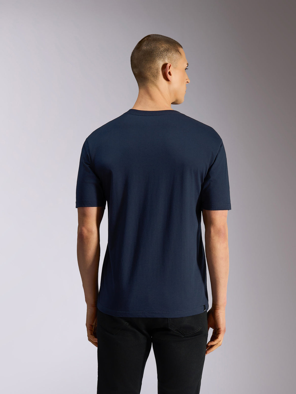 Alpinestars Noka CSF Tee, koszulka z krótkim rękawem, granatowa, widok z tyłu na modelu, sportowy styl casualowy