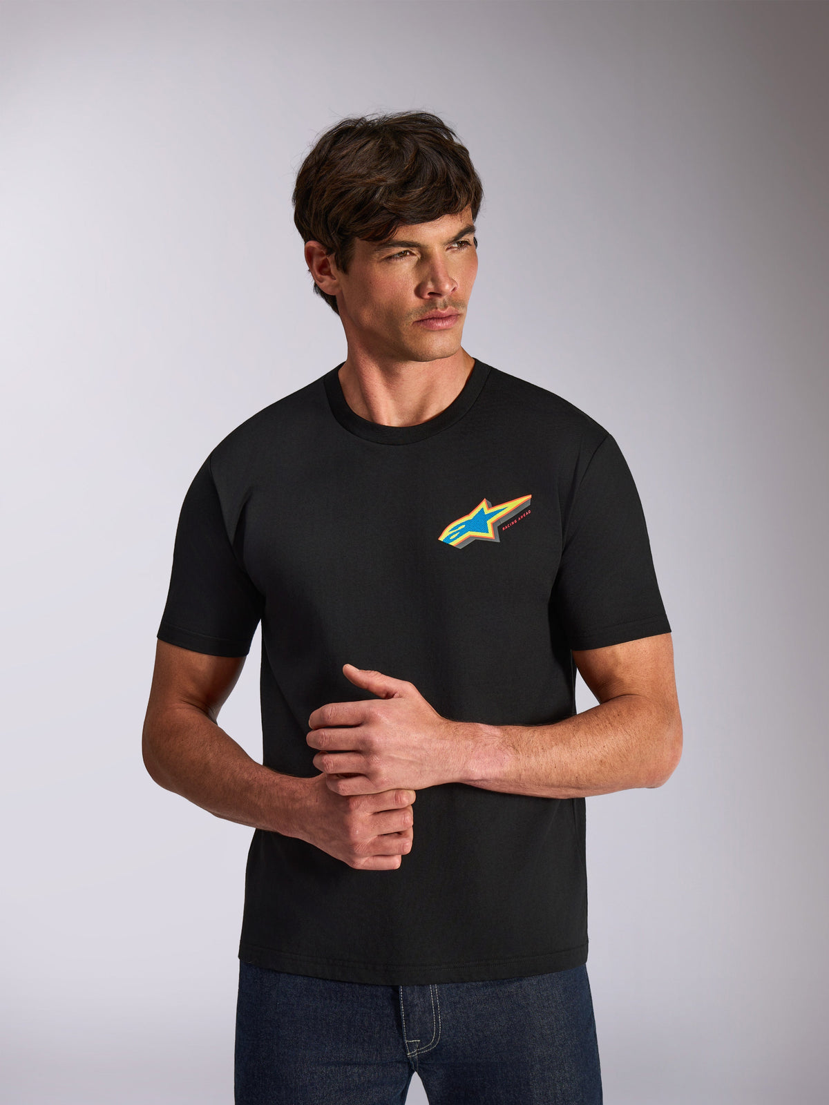 Alpinestars Angler CSF Tee, koszulka z krótkim rękawem, czarna, żywe wielokolorowe logo gwiazdy Astars na piersi, codzienna odzież streetwearowa inspirowana motorsportem, model prezentujący produkt
