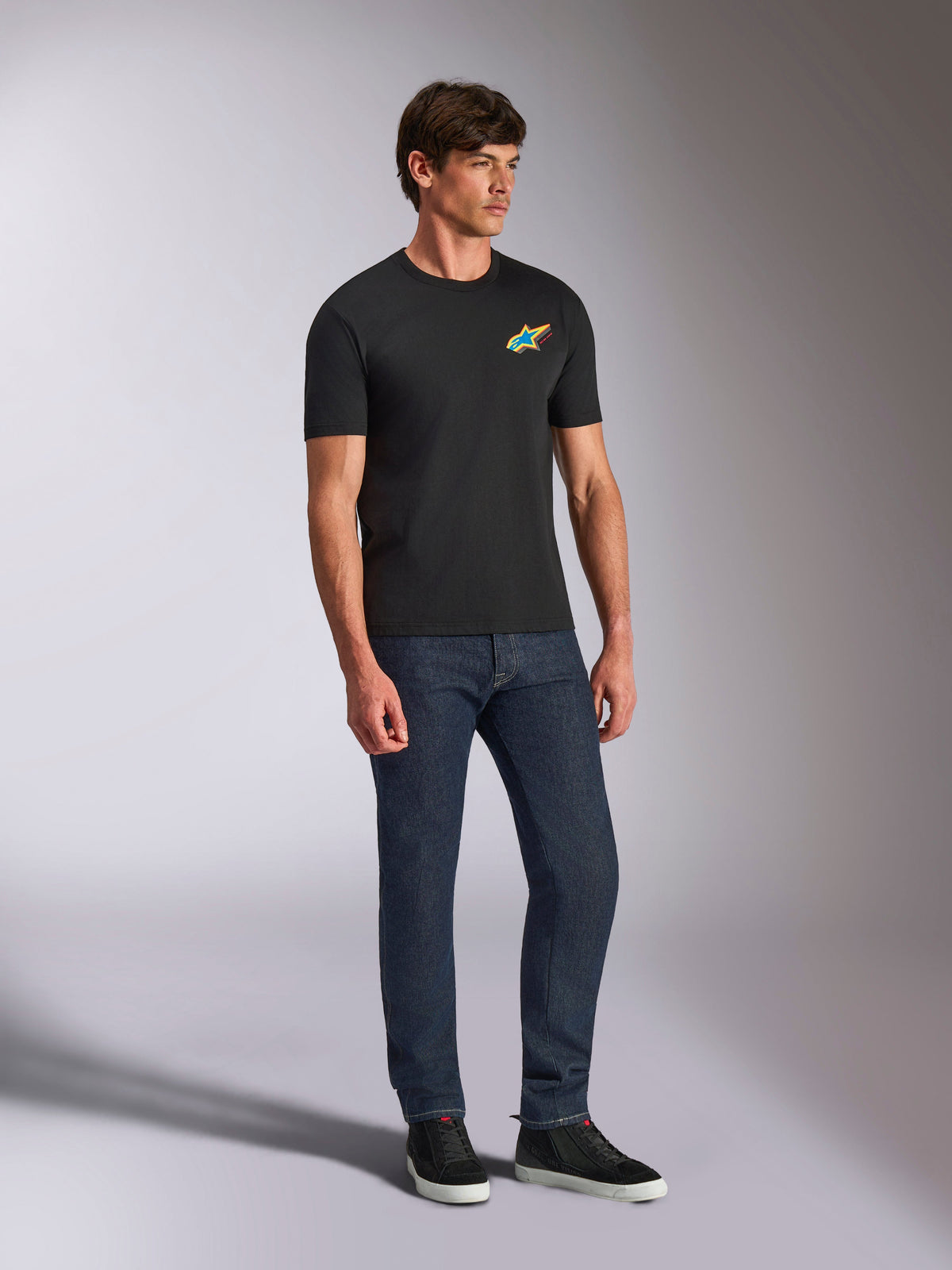 Alpinestars Angler CSF Tee, koszulka z krótkim rękawem, czarna, żywe wielokolorowe logo Astars na klatce piersiowej, casualowy styl motorsport streetwear
