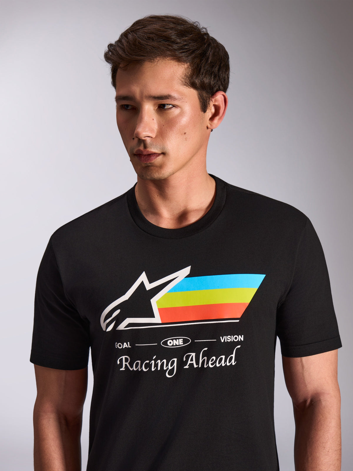 Alpinestars Trifecta CSF Tee, koszulka z krótkim rękawem, czarna, białe logo Astars z niebieskimi, żółtymi i pomarańczowymi pasami, grafika Racing Ahead, sportowa odzież codzienna