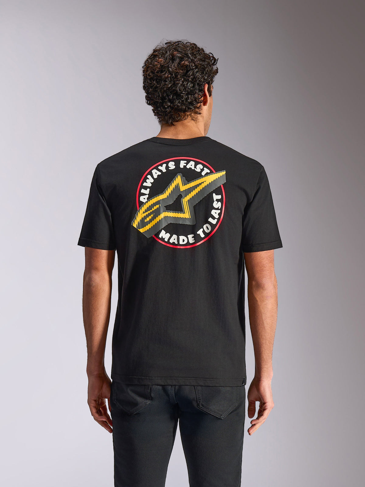 Alpinestars Aorbit CSF Tee, czarna koszulka z krótkim rękawem, grafika "Always Fast Made to Last" z żółtym logo gwiazdy na plecach, codzienna odzież streetwear w stylu motorsport