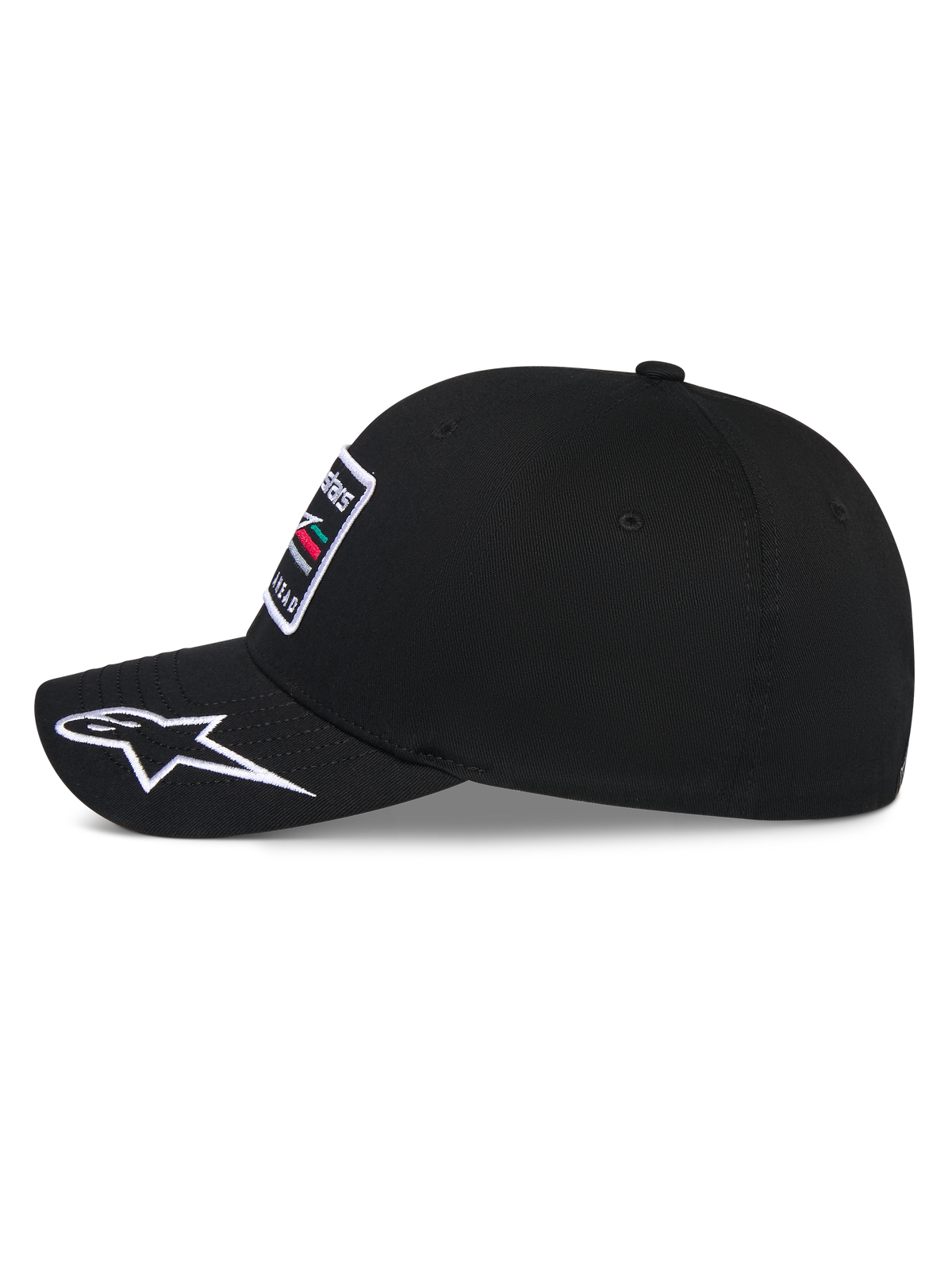 Alpinestars Surpass Hat, czarna czapka z daszkiem, widok z boku ukazujący zakrzywiony daszek z białym haftowanym logo Astars, usztywniana góra z haftowaną naszywką z przodu, codzienne nakrycie głowy inspirowane motorsportem