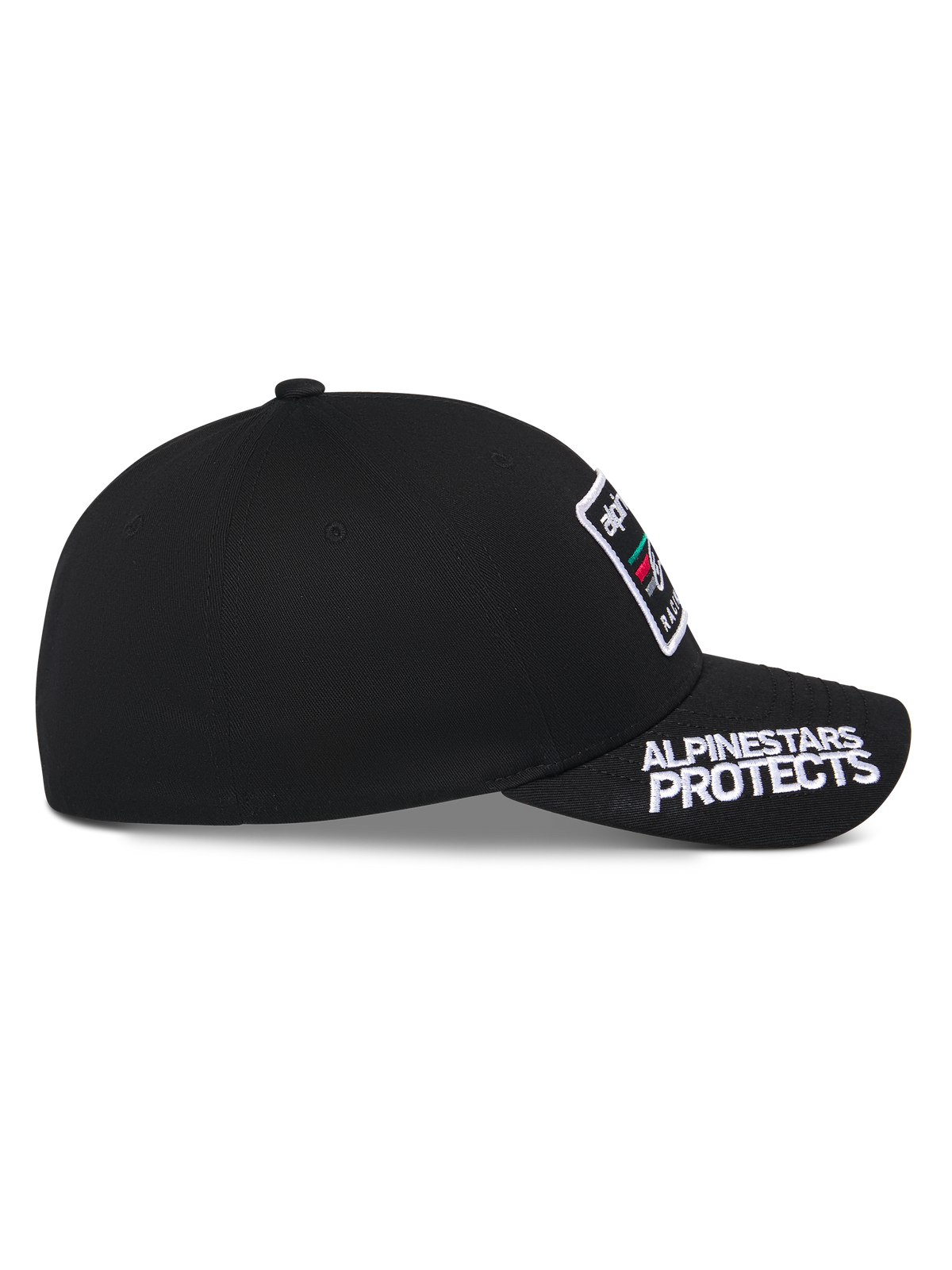 Czapka Alpinestars Surpass, czarna, widok z profilu, zakrzywiony daszek z białym haftem „ALPINESTARS PROTECTS”, usztywniona korona z naszywką z logo z przodu, codzienne nakrycie głowy inspirowane sportami motorowymi