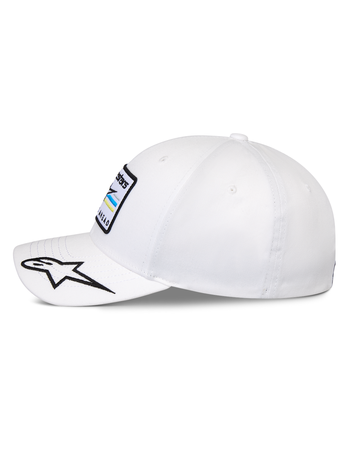 Alpinestars Surpass Hat, biała czapka z daszkiem o sztywnej konstrukcji, zakrzywiony daszek z haftowanym czarno-białym logo gwiazdy, widok z boku prezentujący przednią naszywkę z logo Astars, codzienne nakrycie głowy inspirowane sportami motorowymi