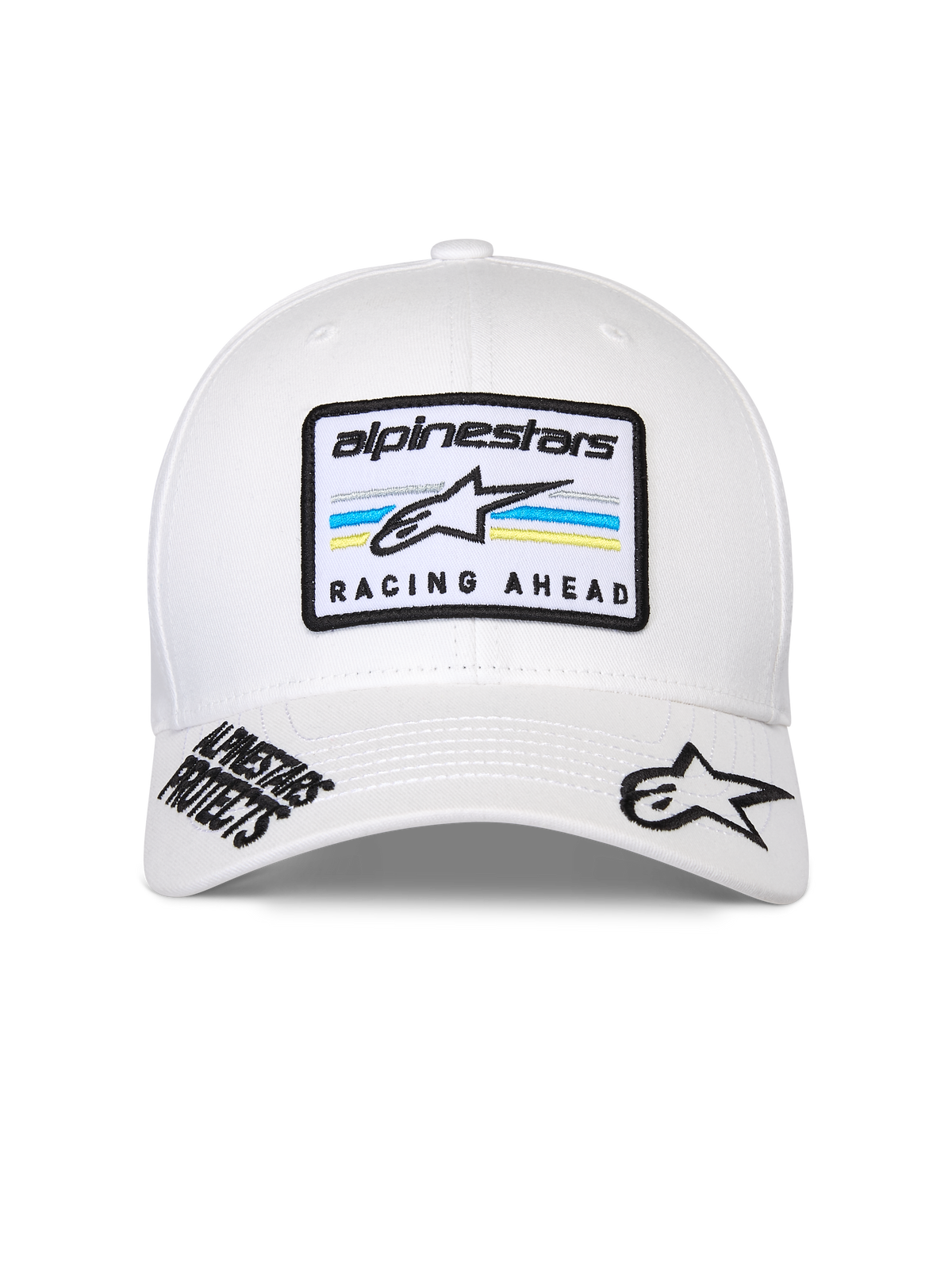 Alpinestars Surpass Hat, biała czapka z daszkiem, zakrzywiony daszek ze strukturalną koroną, środkowa naszywka z przodu z logo „alpinestars” i napisem „RACING AHEAD” na tle niebieskich i żółtych pasów, czarne haftowane logotypy na daszku, codzienne nakrycie głowy w stylu motorsportowym