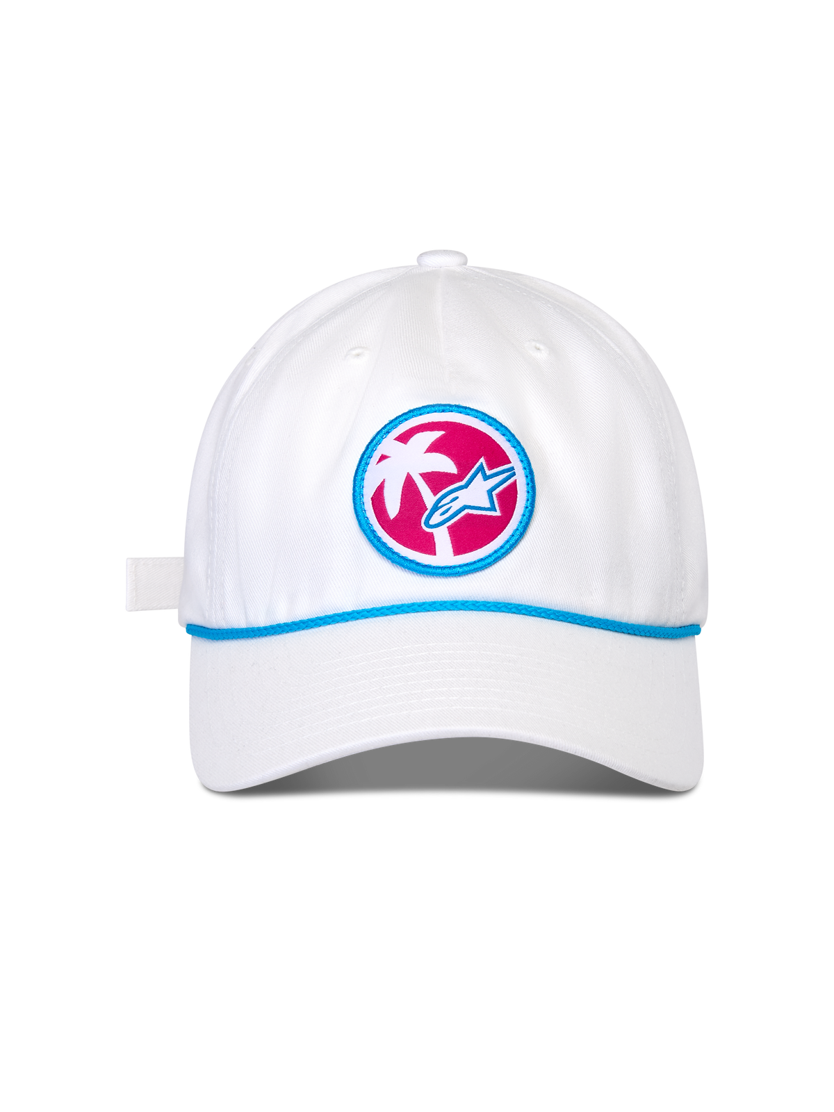 Alpinestars Calipalm Strapback Hat, biała czapka z daszkiem, zakrzywiony daszek z niebieskim ozdobnym sznurkiem, okrągła naszywka z przodu z różowym tłem, białą palmą i niebieskim logo Astars, sportowe nakrycie głowy
