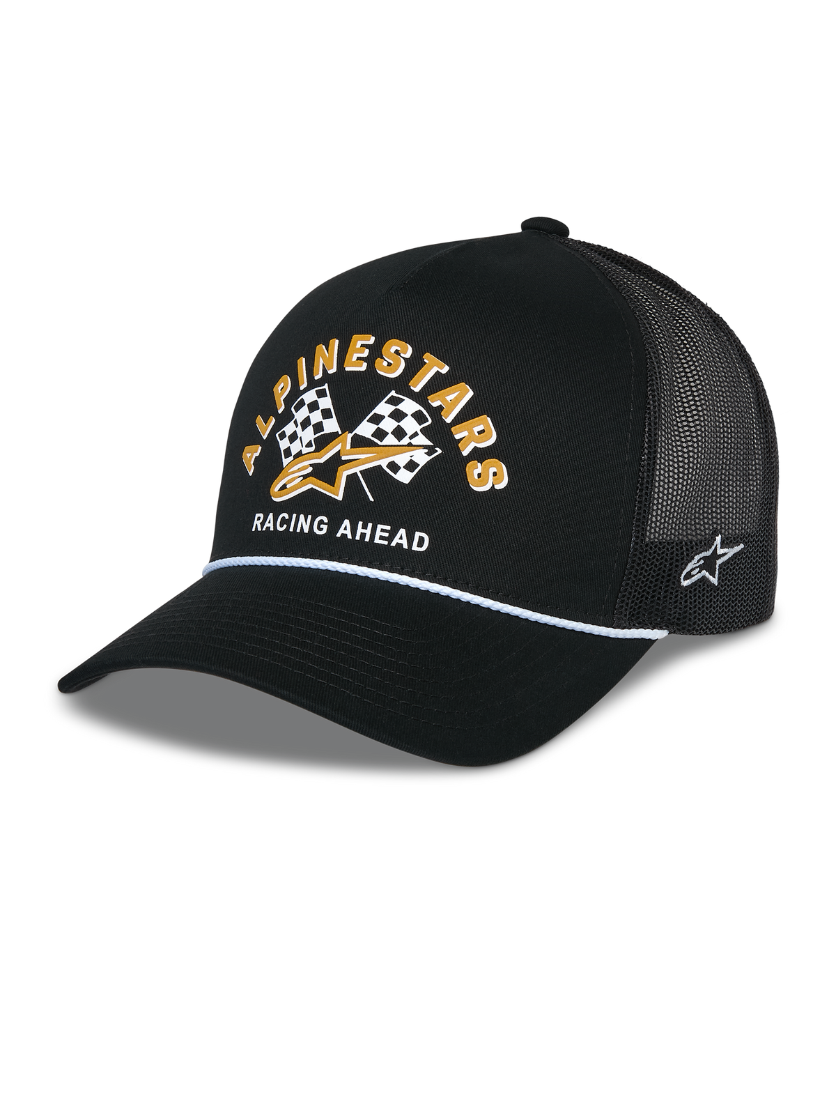 Alpinestars Finisher Trucker Hat, czarna czapka typu trucker z oddychającą siateczką z tyłu, zakrzywiony daszek z białą ozdobną linką, grafika z przodu z żółtym napisem Alpinestars i flagami w szachownicę, z boku haftowane logo gwiazdy, codzienne nakrycie głowy inspirowane sportami motorowymi