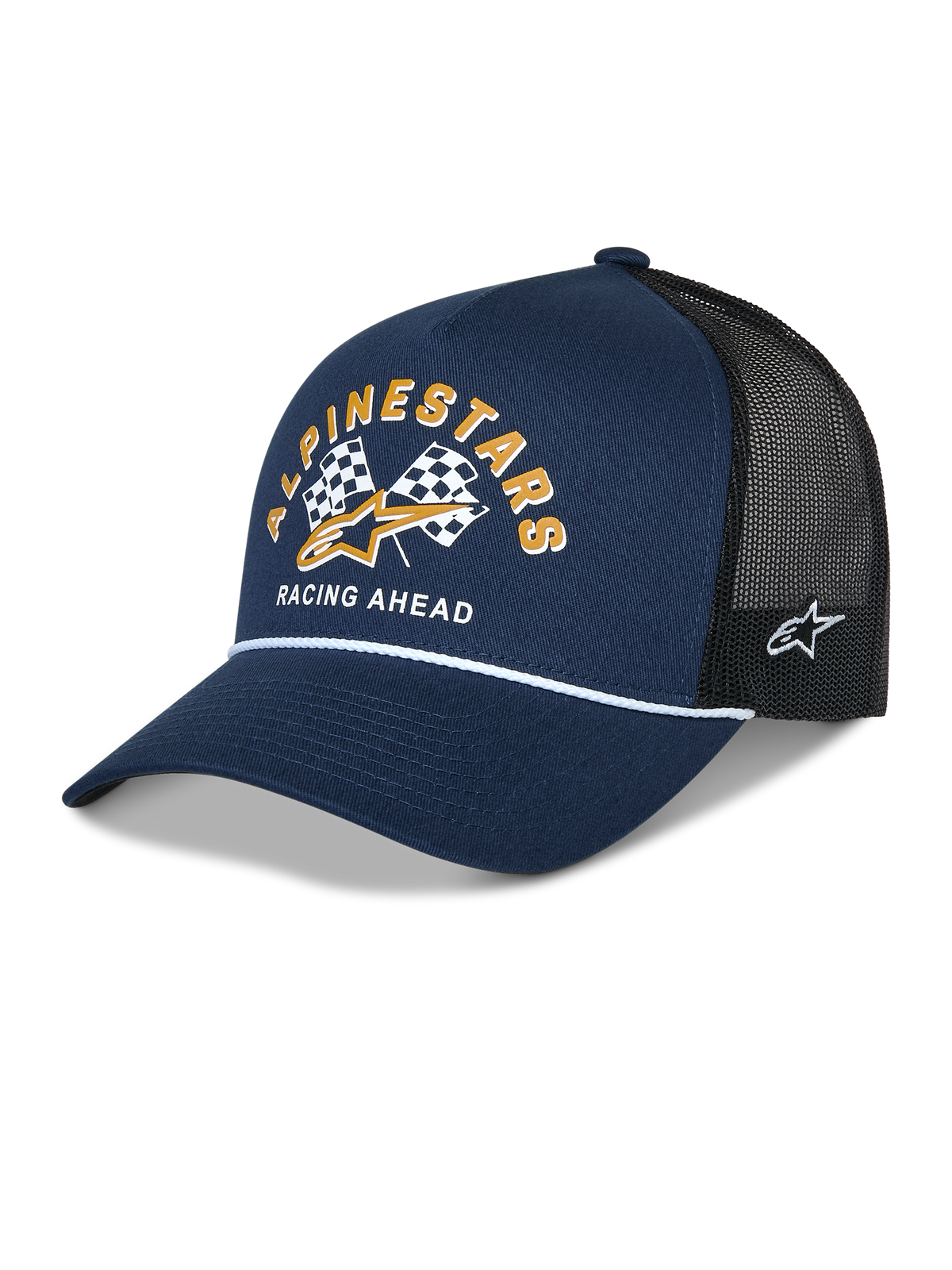 Czapka Alpinestars Finisher Trucker, granatowo-czarna, wygięty daszek z detalem w postaci białego sznurka, z przodu grafika z flagami szachownicy, złotym logo i napisem „Racing Ahead”, z boku haftowane logo Astars, codzienne nakrycie głowy w stylu motorsportowym.