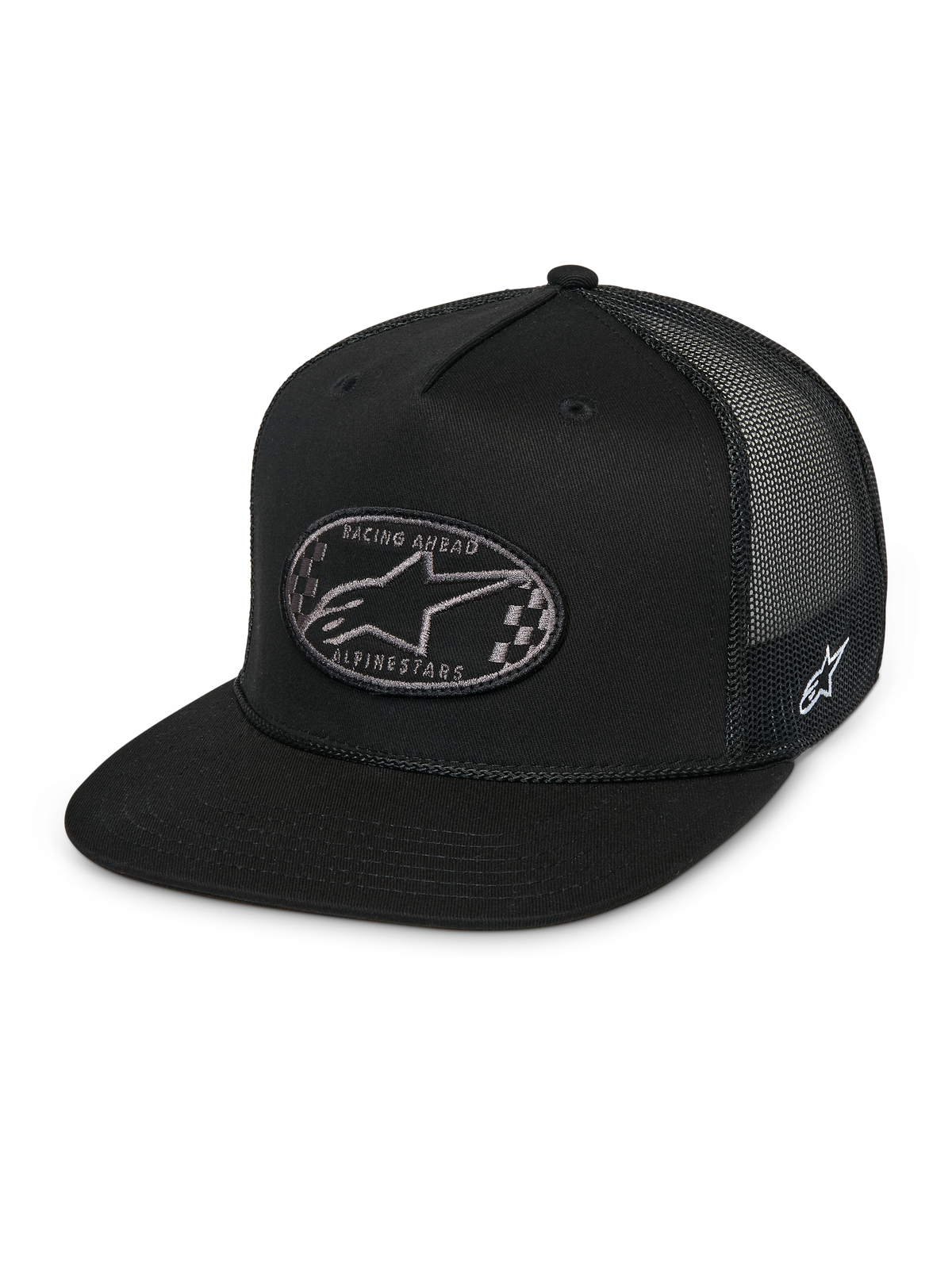 Alpinestars Contender Trucker Hat, czarna czapka typu snapback, płaski daszek, przednia owalna naszywka z logo Astars w szachownicę i napisem Racing Ahead, czarny tył z siateczki, haftowane logo z boku, casualowa odzież streetwear w stylu motorsport