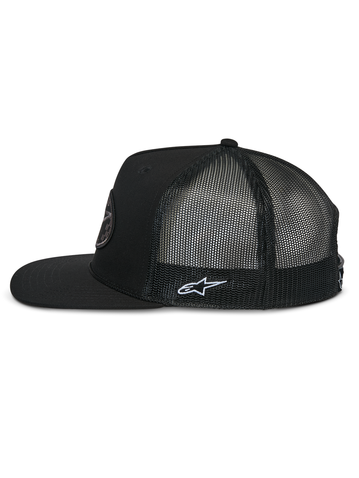 Alpinestars Contender Trucker Hat, widok z boku, czarna, płaski daszek i strukturalna korona, tył z oddychającej siateczki poliestrowej, białe haftowane logo Astars z boku, codzienne nakrycie głowy inspirowane motorsportem
