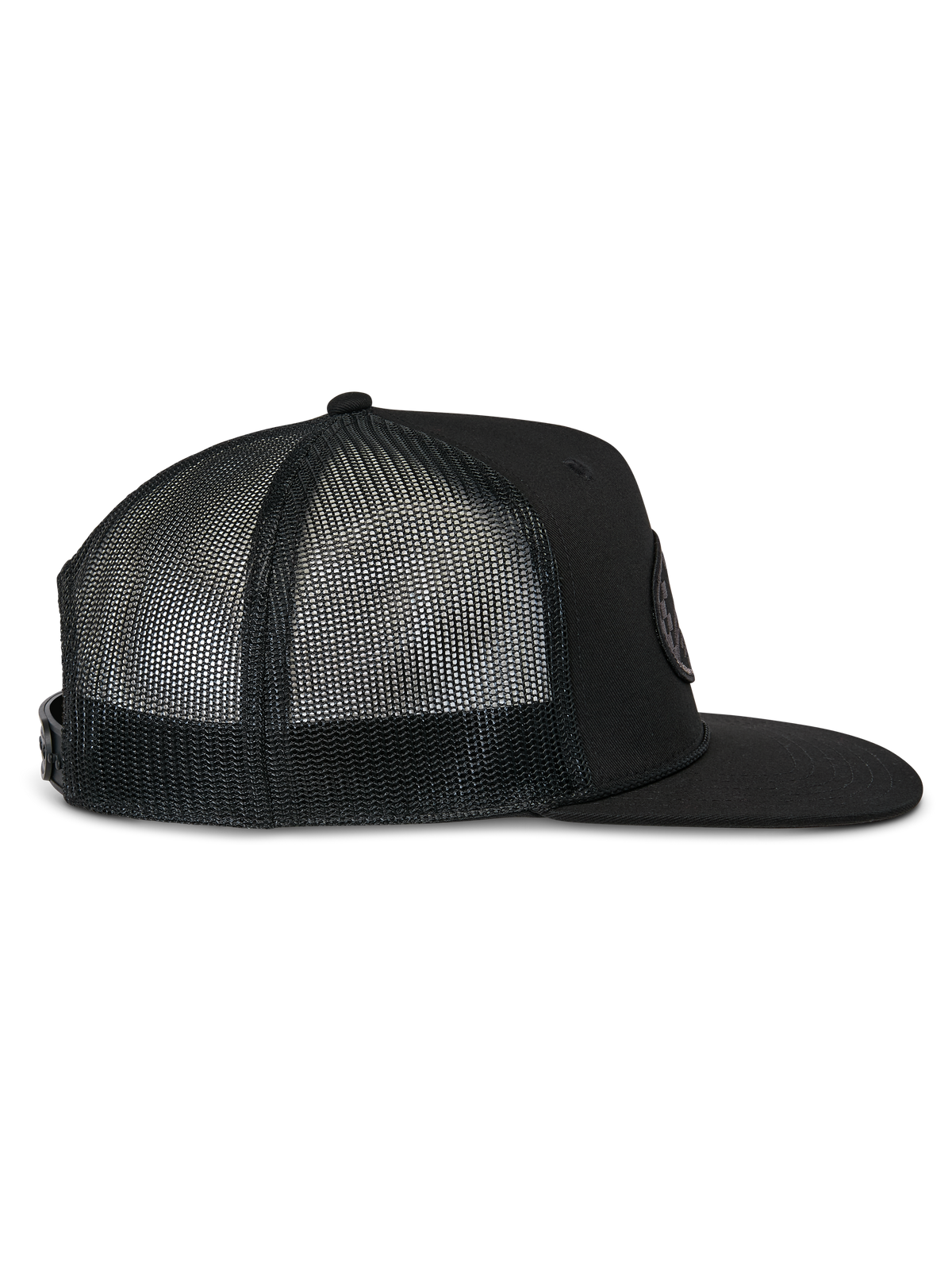Alpinestars Contender Trucker Hat, czarna czapka typu trucker, widok z boku, płaski daszek i oddychające panele z siateczki z tyłu, zapięcie snapback, casualowy styl motorsportowy