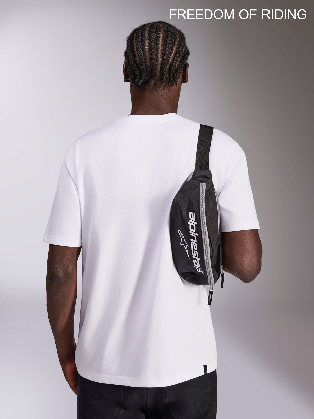 Alpinestars Only Linear, nerka sportowa, czarna i biała, pojemność 2L, poliester z logo Alpinestars, pokazana na modelu jako torba przez ramię, miejski styl sportowy do codziennego użytku.