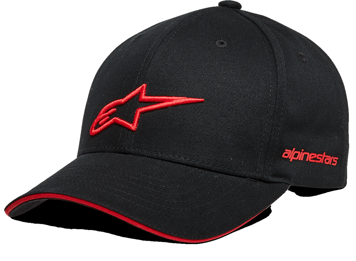 Alpinestars Rostrum Hat, czarna czapka z daszkiem z czerwonym logo gwiazdy 3D, zakrzywiony daszek z czerwonym wykończeniem typu sandwich, haftowany napis Alpinestars z boku, codzienne nakrycie głowy w stylu motorsportowym