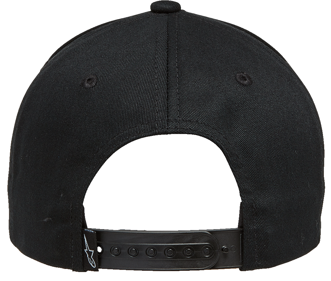 Czapka Alpinestars Rostrum, widok z tyłu, czarna, regulowane zapięcie snapback z małym białym logo gwiazdy, nakrycie głowy inspirowane sportami motorowymi wykonane z tkaniny twill