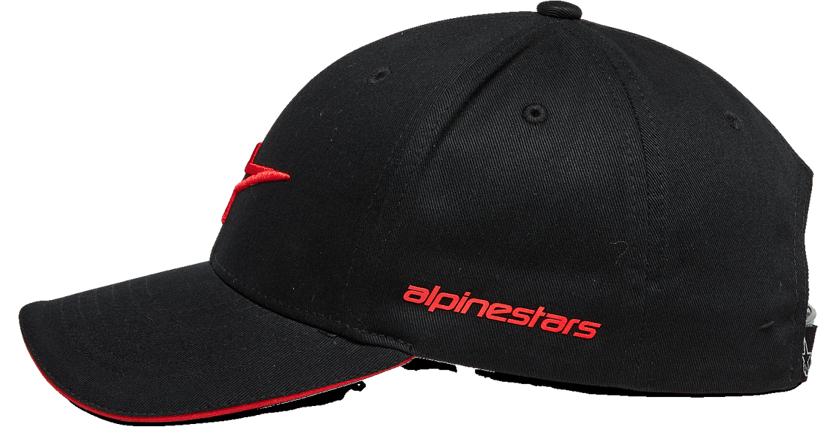 Czapka Alpinestars Rostrum, czapka z daszkiem, czarno-czerwona, widok z boku, wygięty daszek z czerwoną krawędzią typu sandwich, haftowane logo 3D z przodu, czerwony napis Alpinestars z boku, casualowa odzież motorsportowa