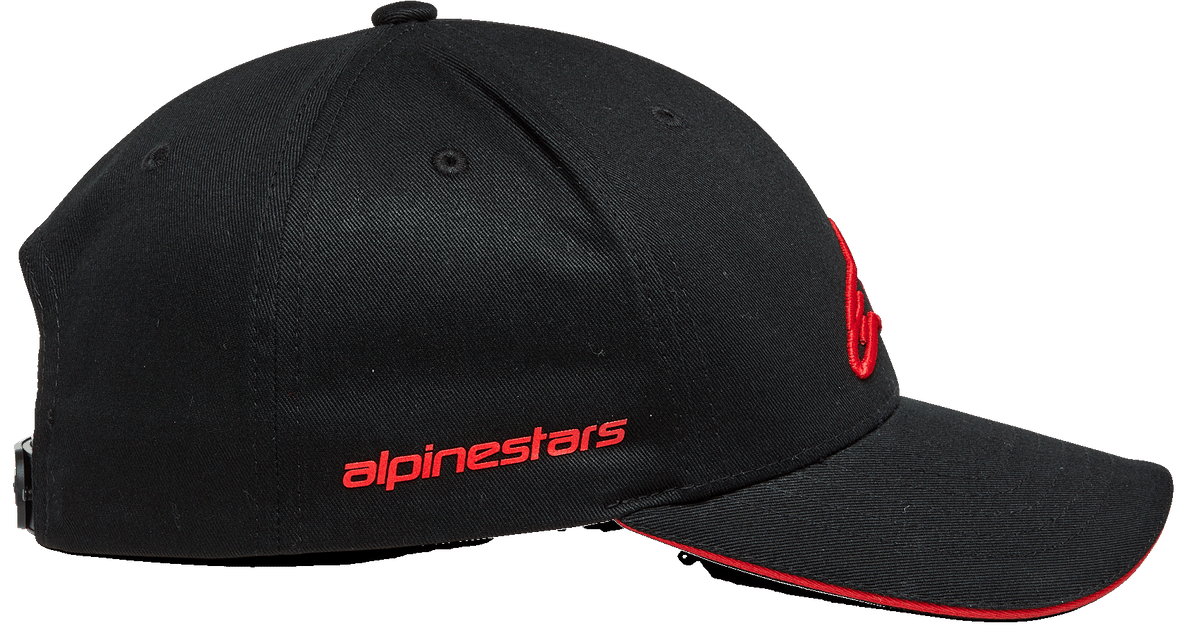 Czapka Alpinestars Rostrum, czarno-czerwona czapka typu snapback z wygiętym daszkiem, widok z boku z czerwonym napisem Alpinestars, usztywniona korona i czerwona krawędź daszka typu sandwich, nakrycie głowy inspirowane sportami motorowymi