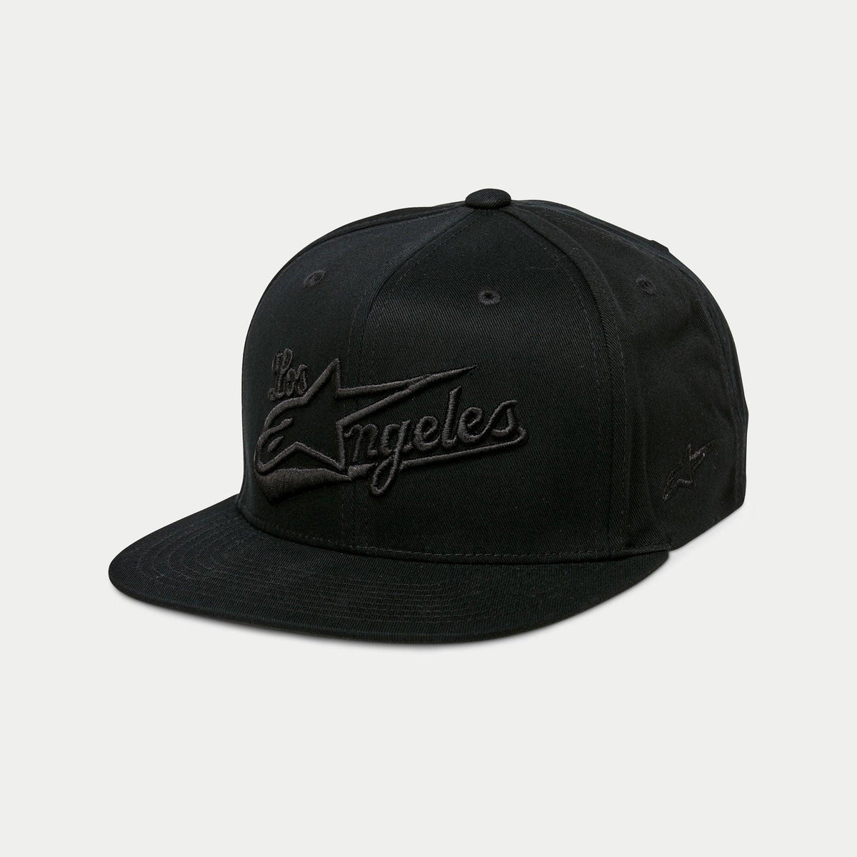 Alpinestars Los Angeles Hat, czarna czapka z płaskim daszkiem typu snapback, wypukły haft 3D w tym samym odcieniu z napisem „Los Angeles” i logo Ageless, strukturalna korona, codzienna odzież sportowa