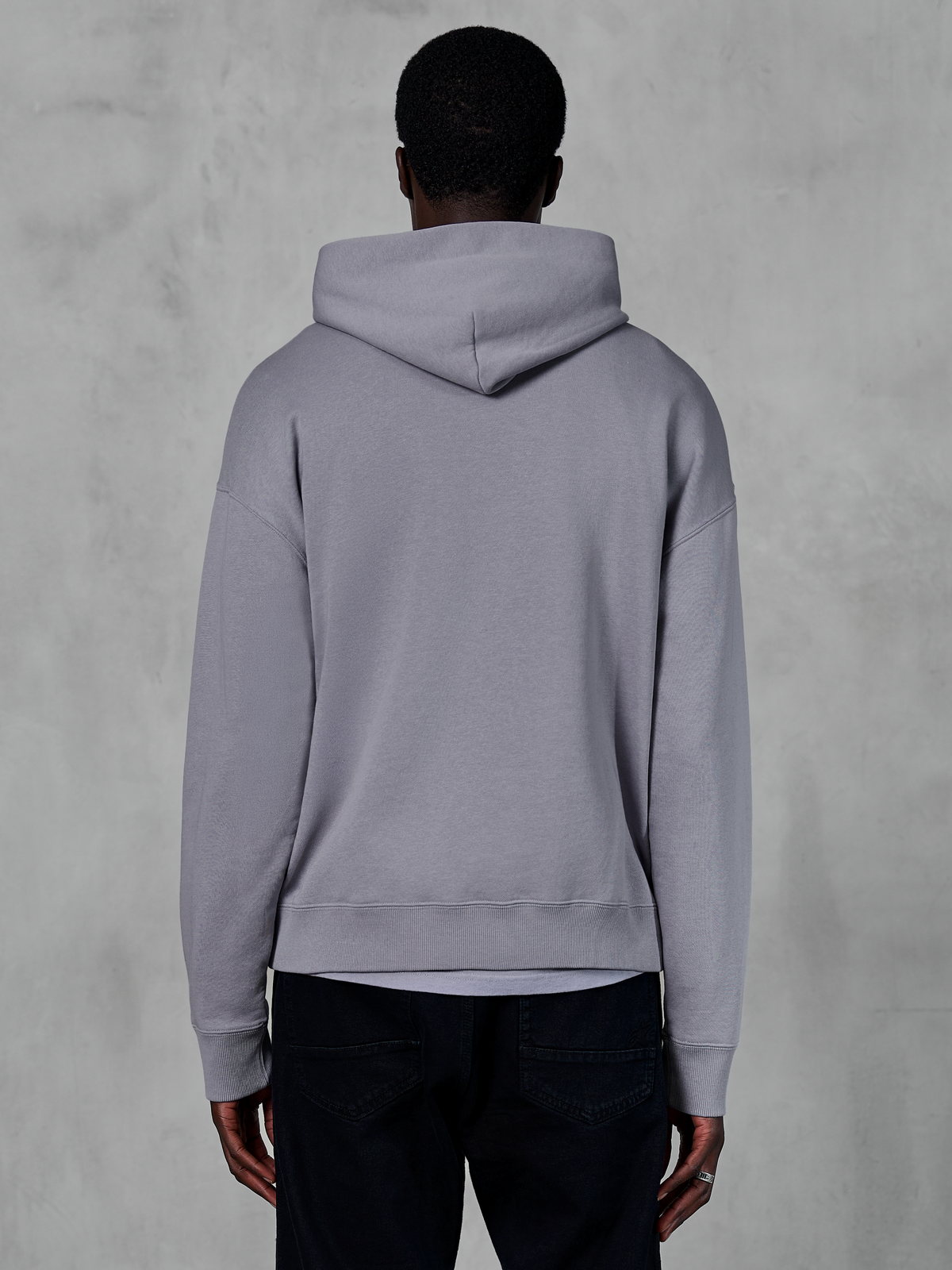 Alpinestars Essentials Ageless Hoodie, srebrnoszary polar, widok z tyłu, minimalistyczny fason z kapturem i ściągaczami, codzienna odzież streetwear inspirowana sportami motorowymi