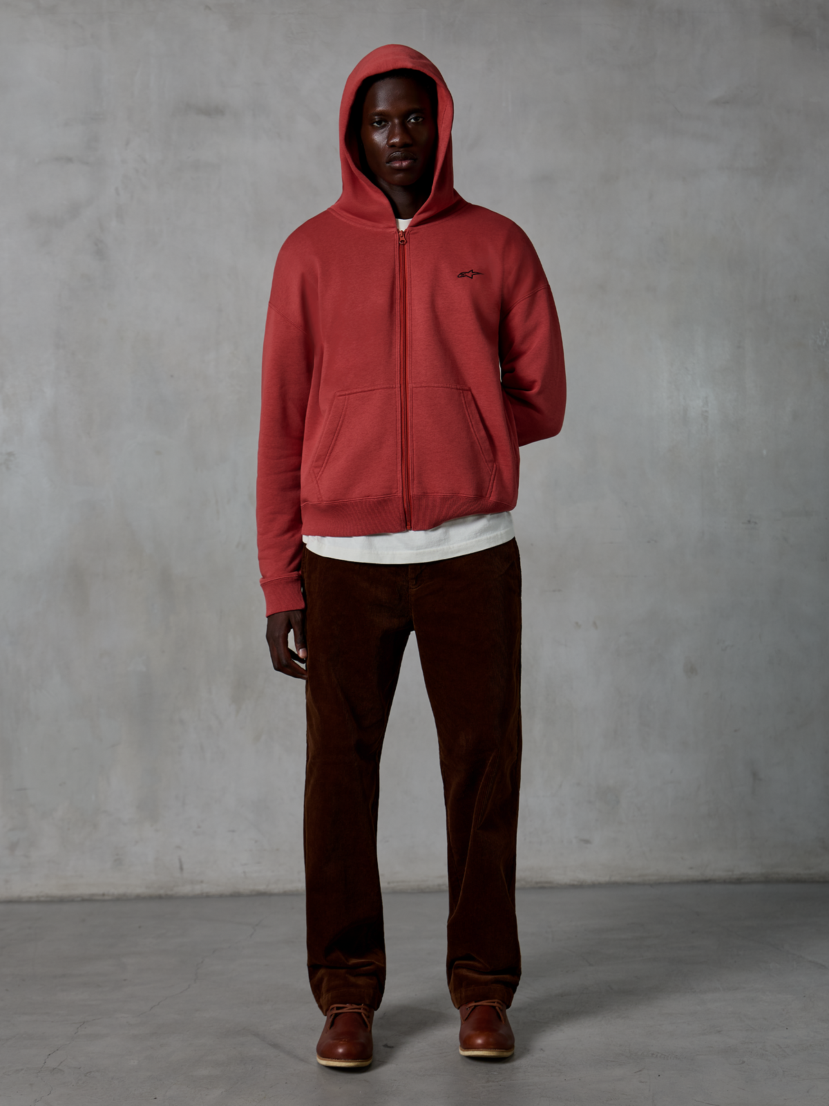Alpinestars Essentials Ageless Zip Hoodie, sportowa odzież typu casual, ceglastoczerwona, zapinana na zamek z kapturem regulowanym sznurkiem, małe logo na piersi, luźny krój z wykończeniem stone wash