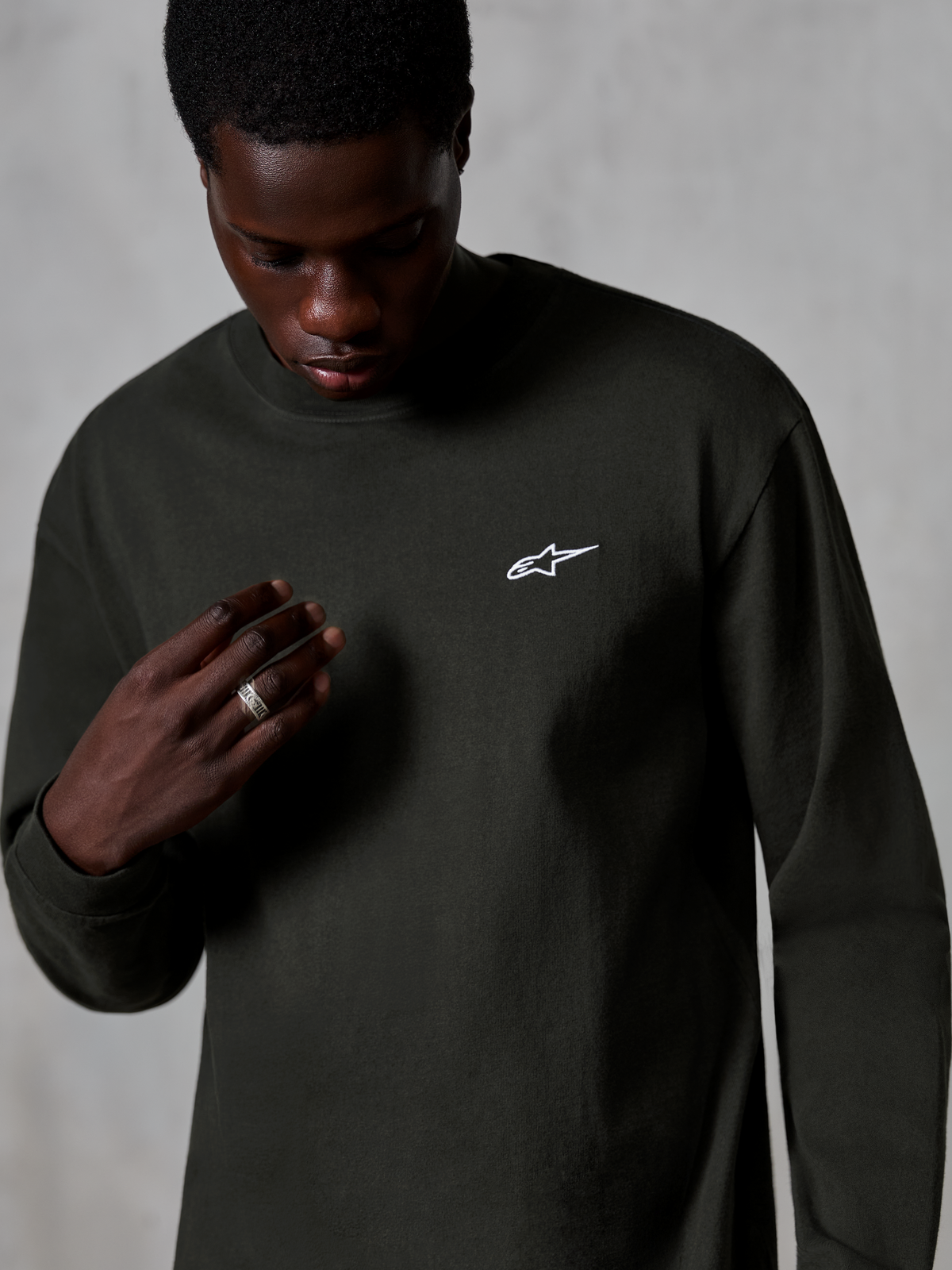 Alpinestars Essentials Ageless LS Tee, koszulka z długim rękawem w odcieniu Off Black, małe białe logo Alpinestars na piersi, luźny krój, dżersej z bawełny organicznej premium z wykończeniem stone wash, casualowa odzież lifestyle