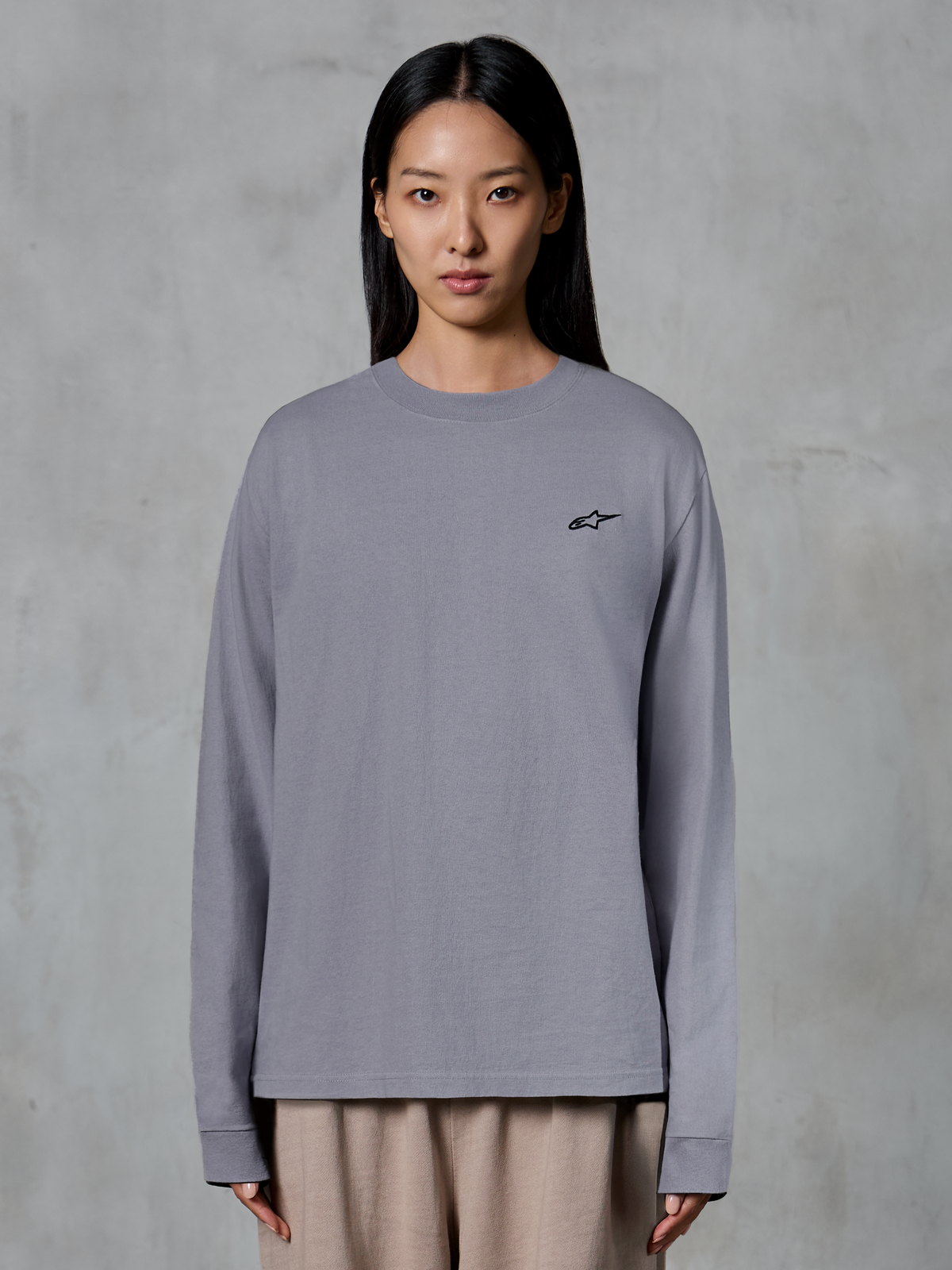 Alpinestars Essentials Ageless LS Tee, koszulka z długim rękawem, srebrna, małe czarne logo gwiazdy na piersi, luźny krój, wysokiej jakości bawełna organiczna, codzienna odzież streetwearowa inspirowana sportami motorowymi
