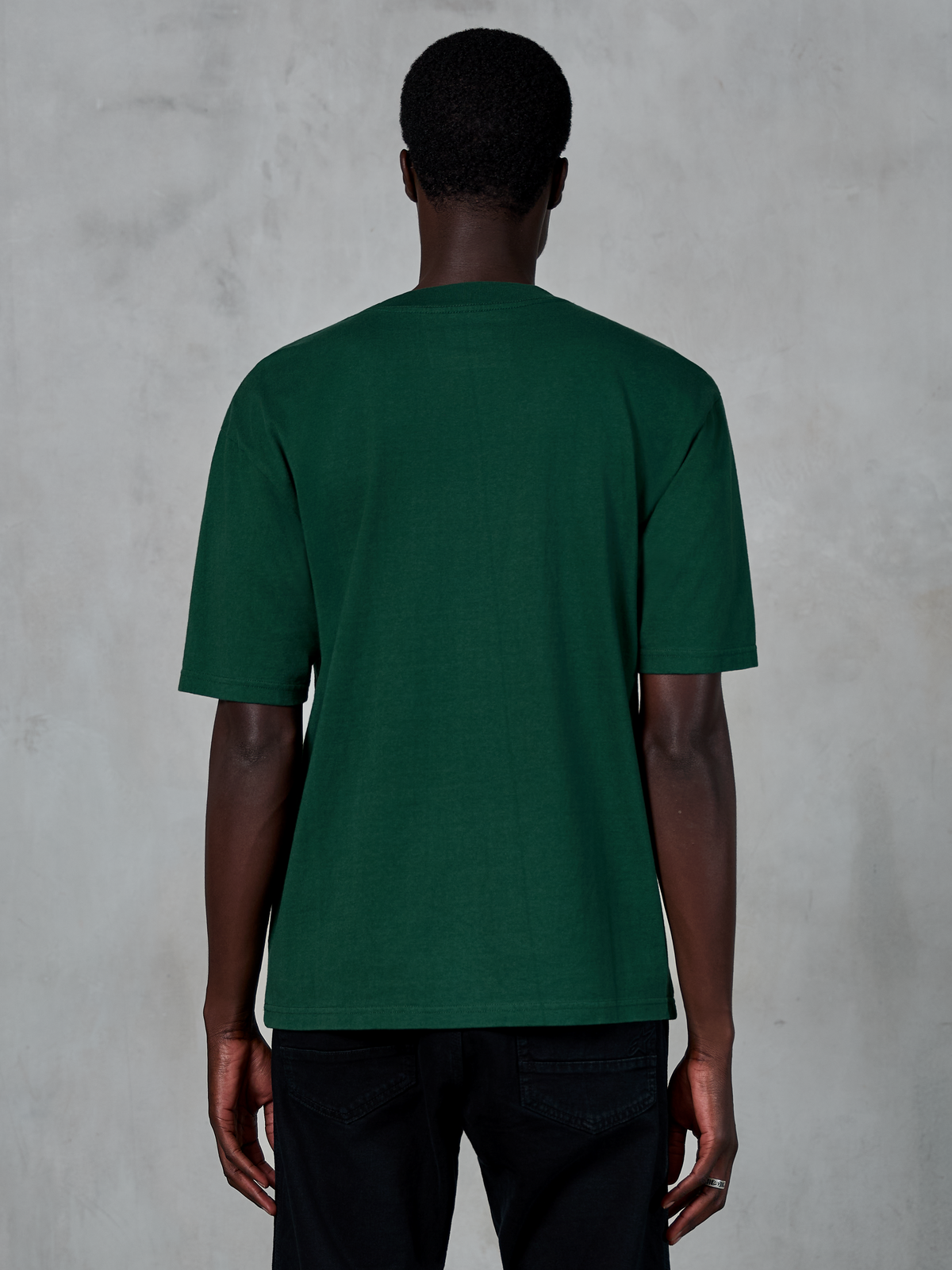 Alpinestars Essentials Ageless SS Tee, koszulka z krótkim rękawem, Pine Green, widok z tyłu na modelu, luźny krój, bawełna organiczna, codzienna odzież uliczna inspirowana sportami motorowymi