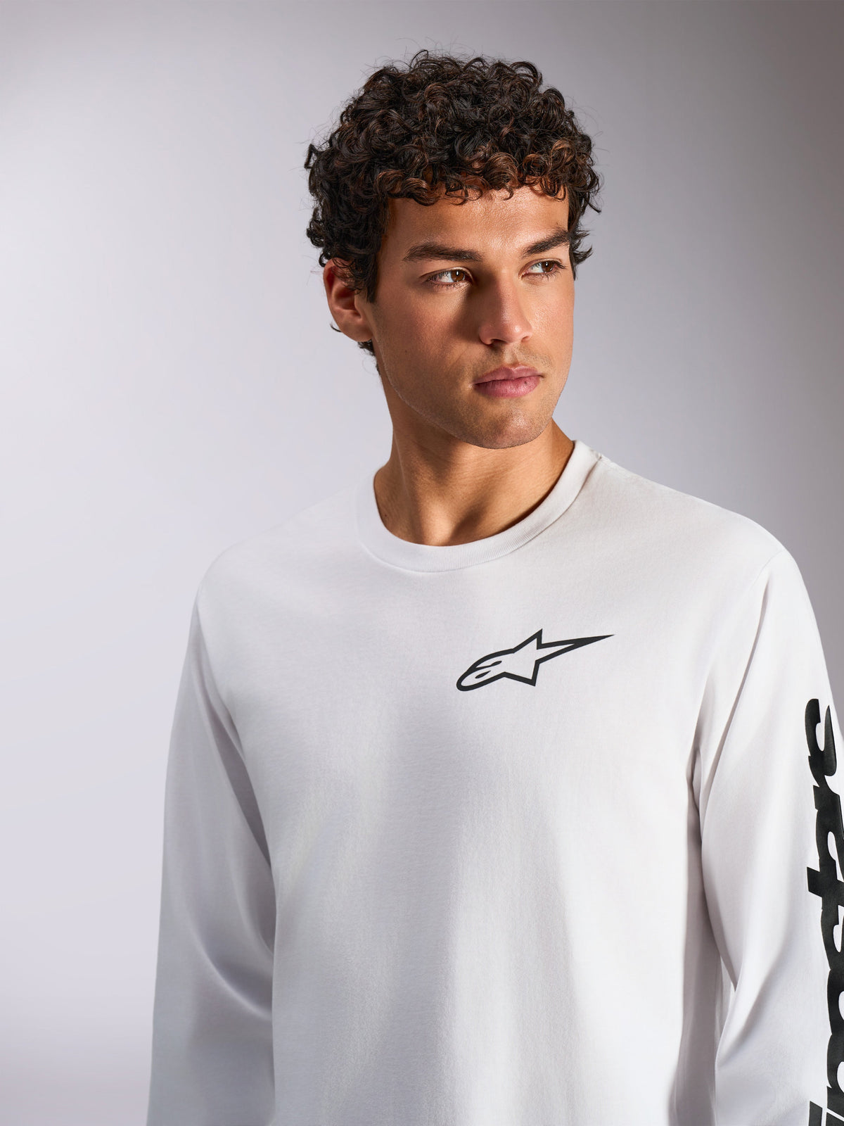 Alpinestars Trackside CSF Tee, koszulka z długim rękawem, biała z czarnym logowaniem, logo Astar na piersi i napis na rękawie, codzienna odzież typu streetwear inspirowana motorsportem