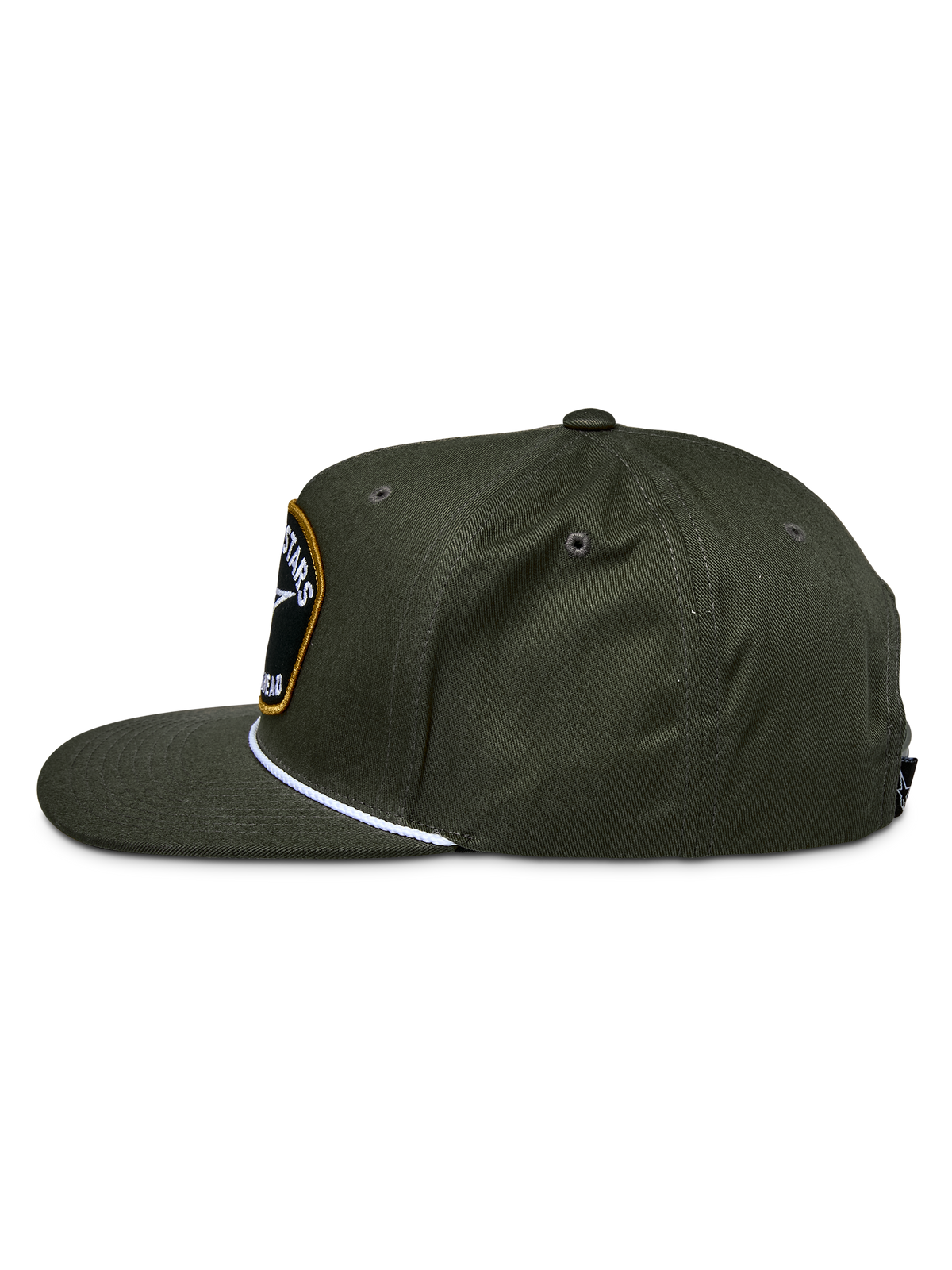 Alpinestars Promptus Snapback Hat, kolor zielony militarny, widok z boku ukazujący usztywnioną koronę i płaski daszek, biały pleciony sznurek, haftowana naszywka z logo z przodu, codzienne nakrycie głowy z bawełnianego kepru