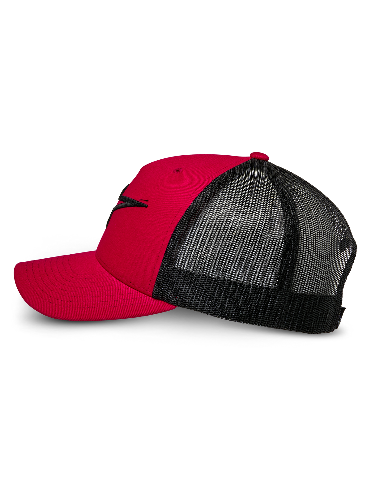 Alpinestars Ageless Trucker Hat, czerwono-czarna, widok z boku z zakrzywionym daszkiem i usztywnionym przodem z czarnym haftem 3D logo Astars, tył z czarnej siateczki dla lepszej oddychalności, klasyczny design inspirowany sportami motorowymi