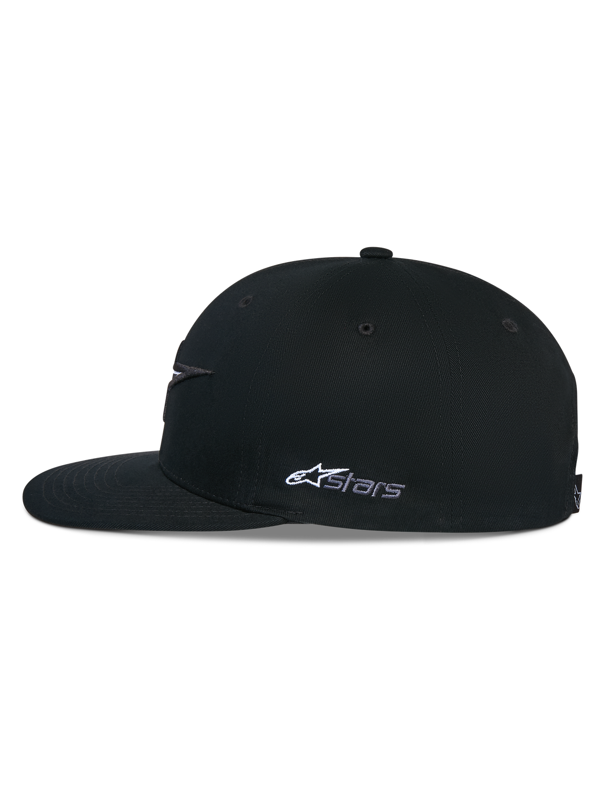 Alpinestars Thickness Snapback Hat, czarna czapka, widok z boku przedstawiający usztywnioną koronę i płaski daszek, biały haft z logo Astars z boku, codzienne nakrycie głowy inspirowane sportami motorowymi